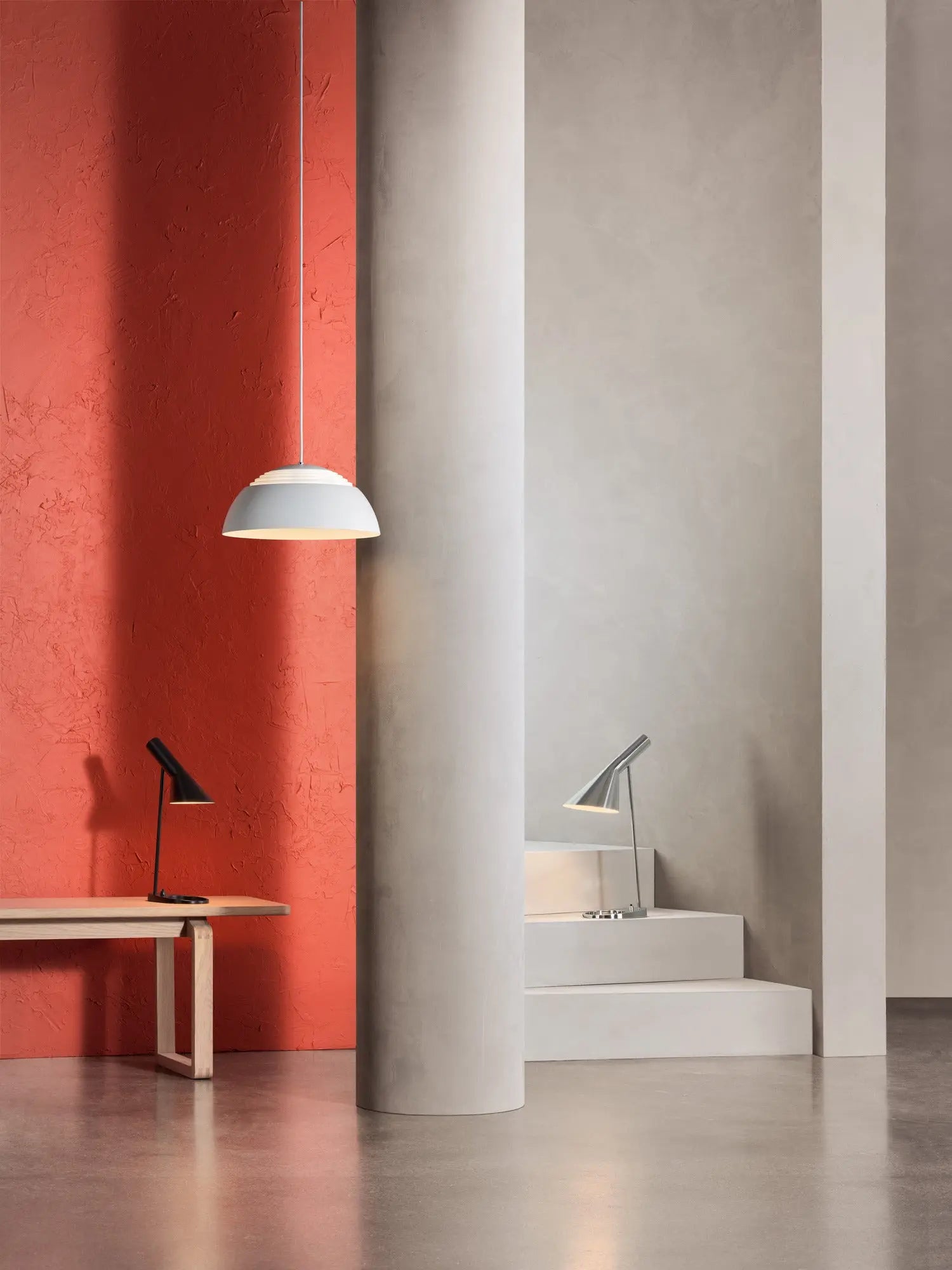 Lampa stołowa AJ MINI polerowana stal nierdzewna, marka Louis Poulsen