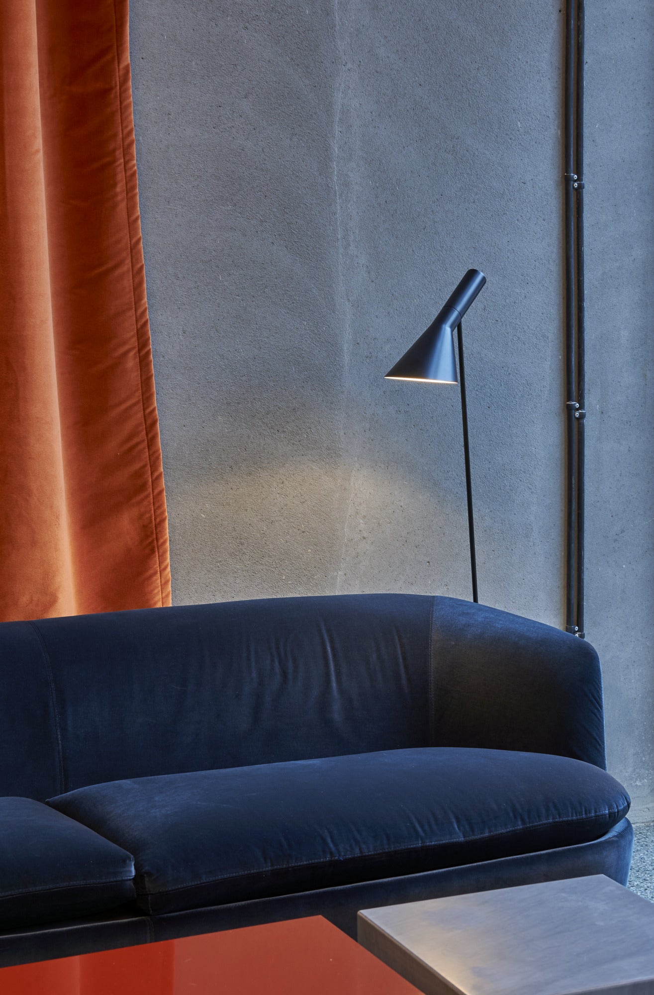 Lampa podłogowa AJ pomarańczowy – Louis Poulsen