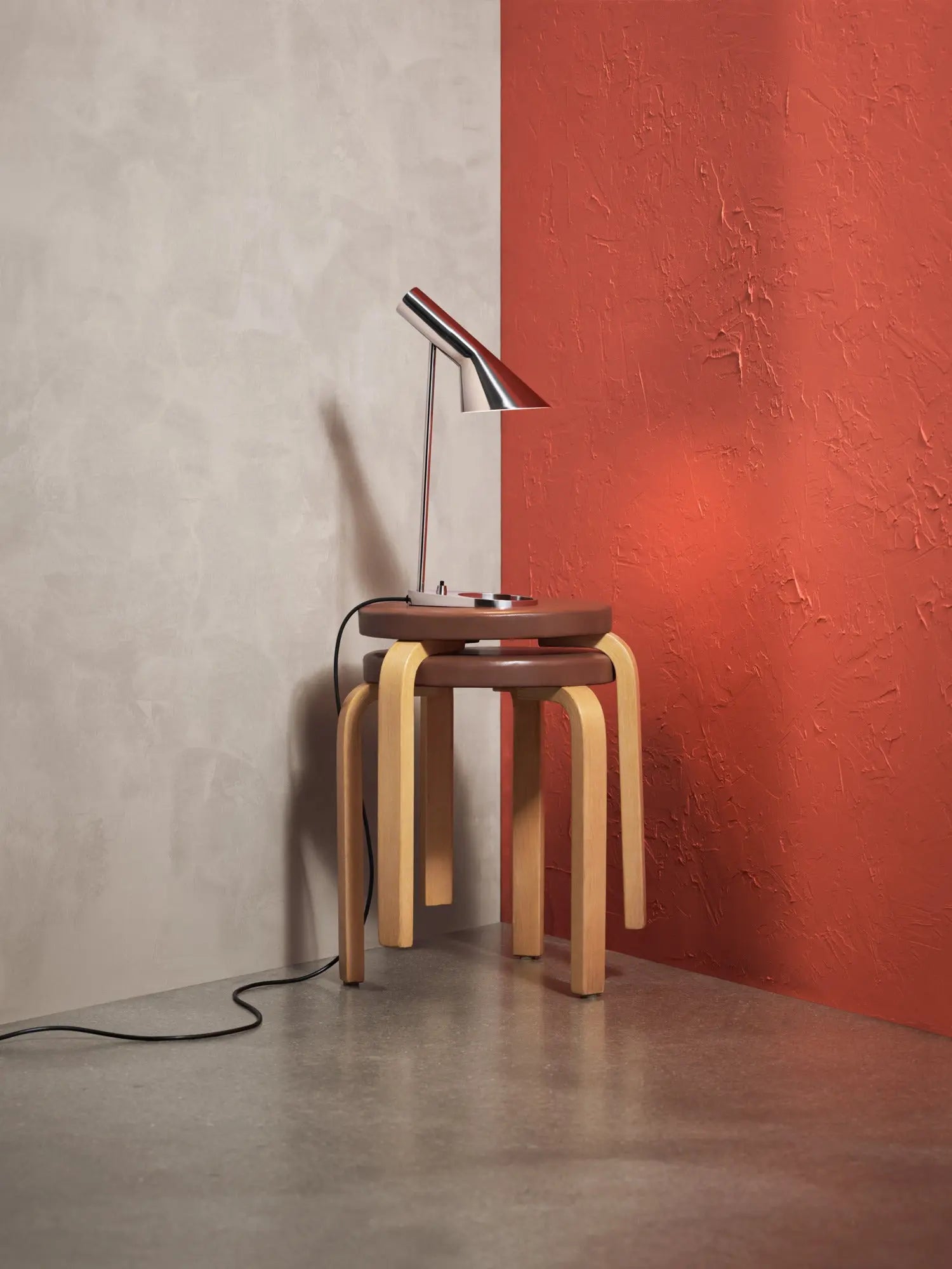 Lampa stołowa AJ polerowana stal nierdzewna – styl skandynawski