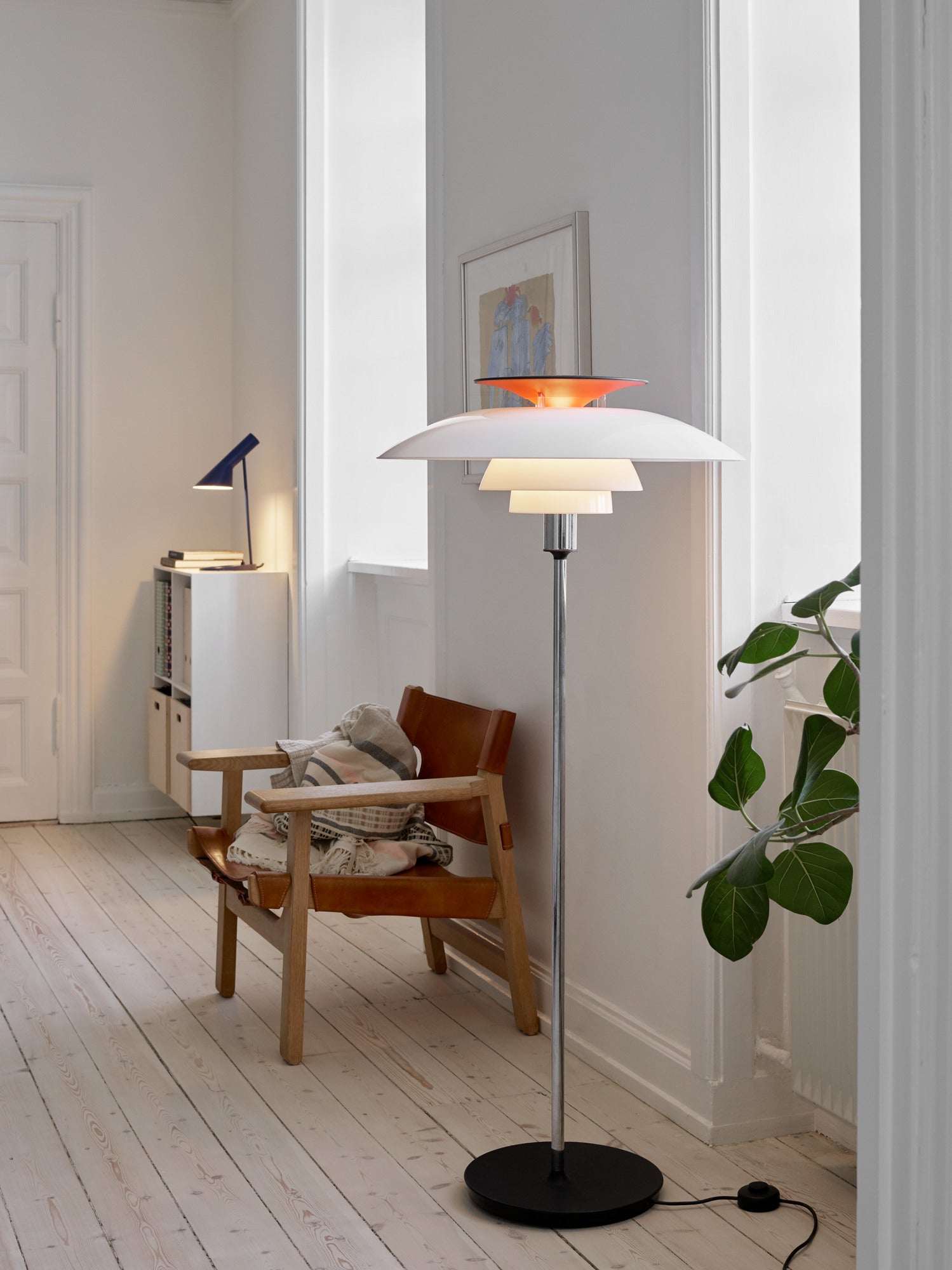Vloerlamp PH 80 wit met verchroomde voet