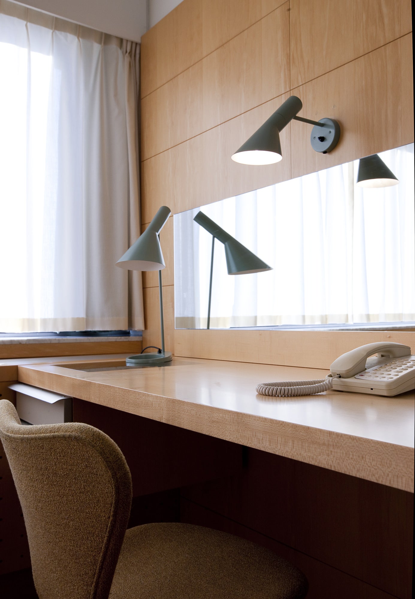 Wandleuchte AJ warmes Grau