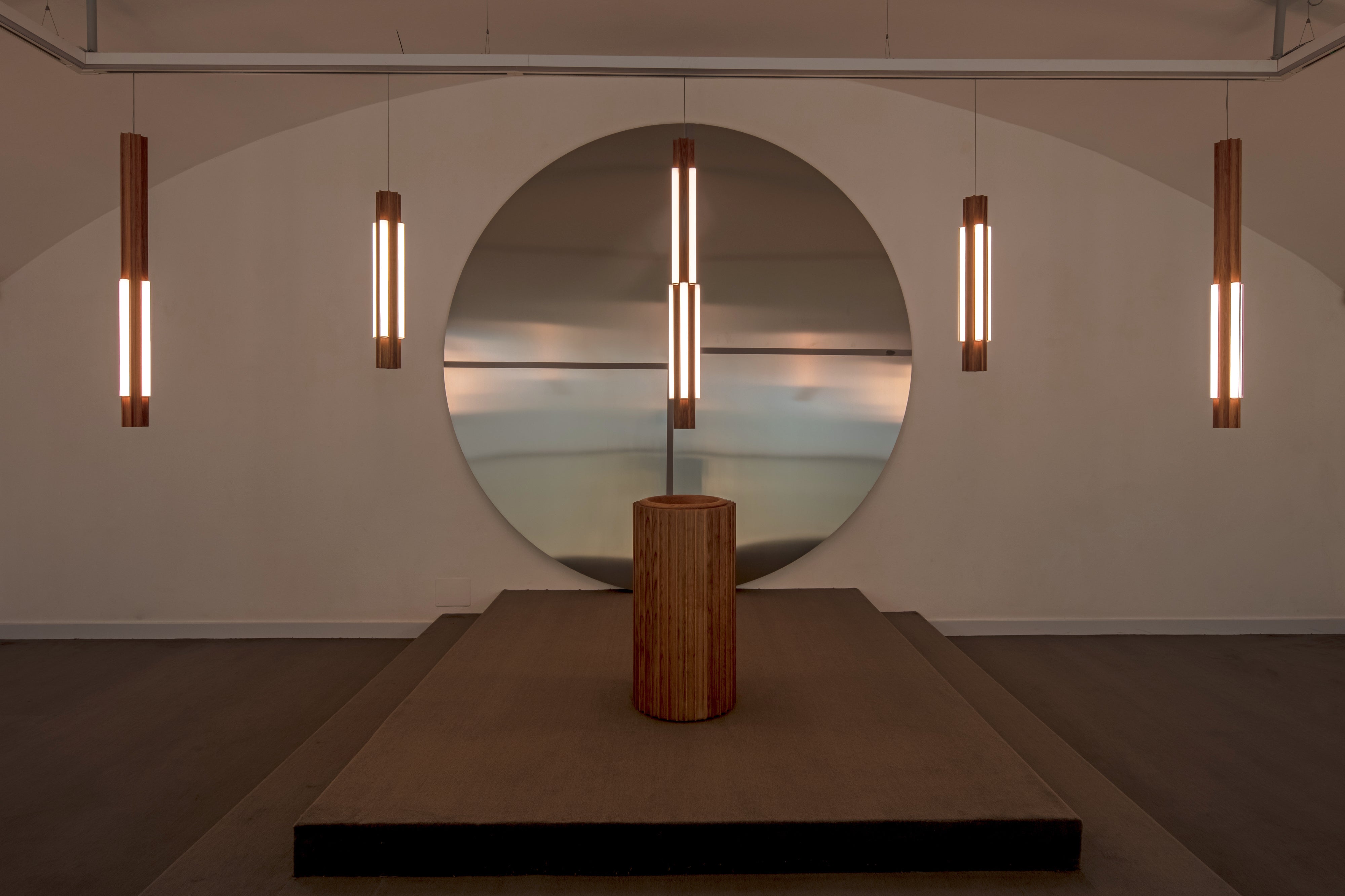 Hanglamp ALTAR TALL van eikenhout met een messing afwerking