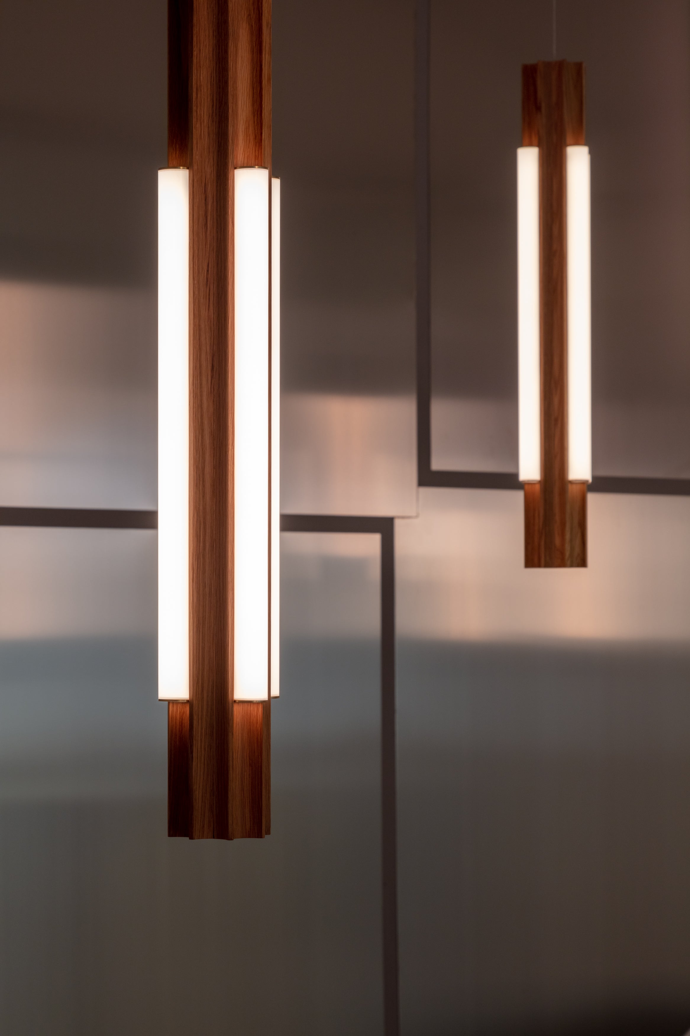 Hanglamp ALTAR TALL van eikenhout met een messing afwerking