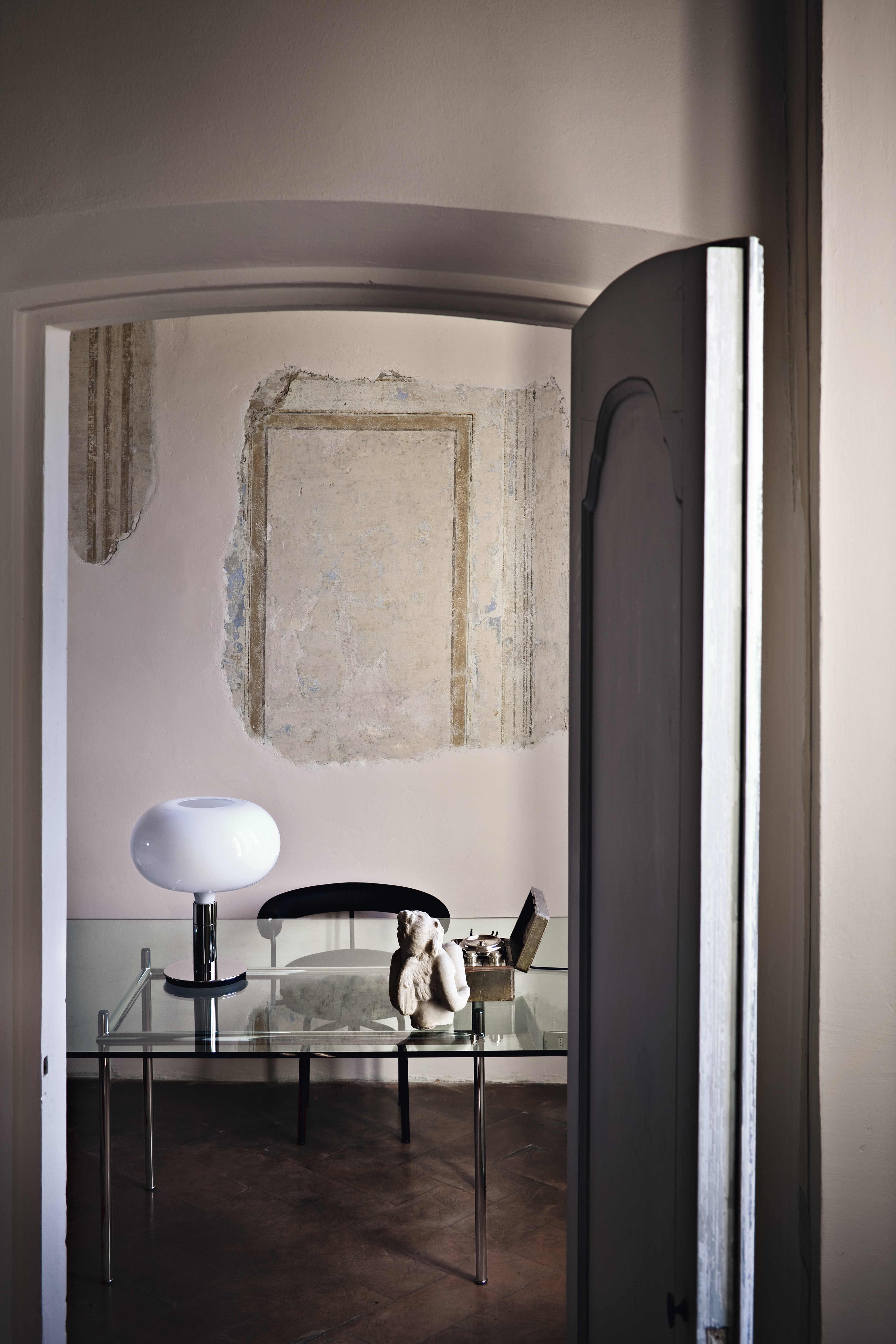 Am1n Tischlampe Chrom mit weißem Glas