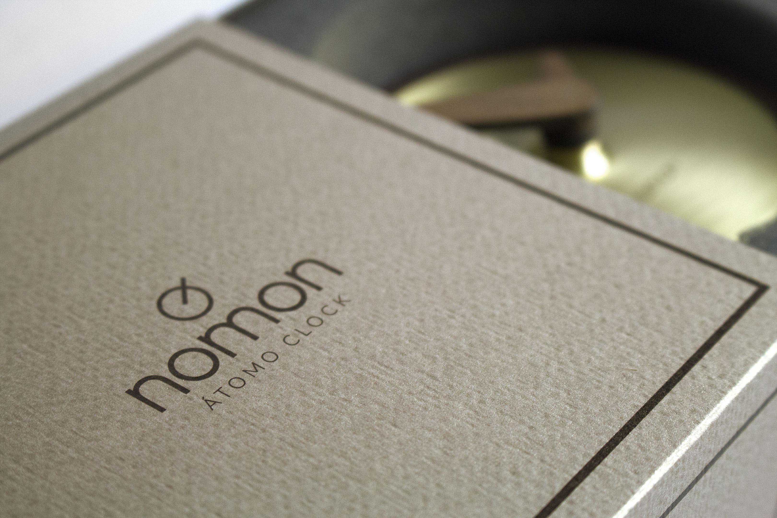 Tafelklok ATOMO van notenhout met messing afwerking