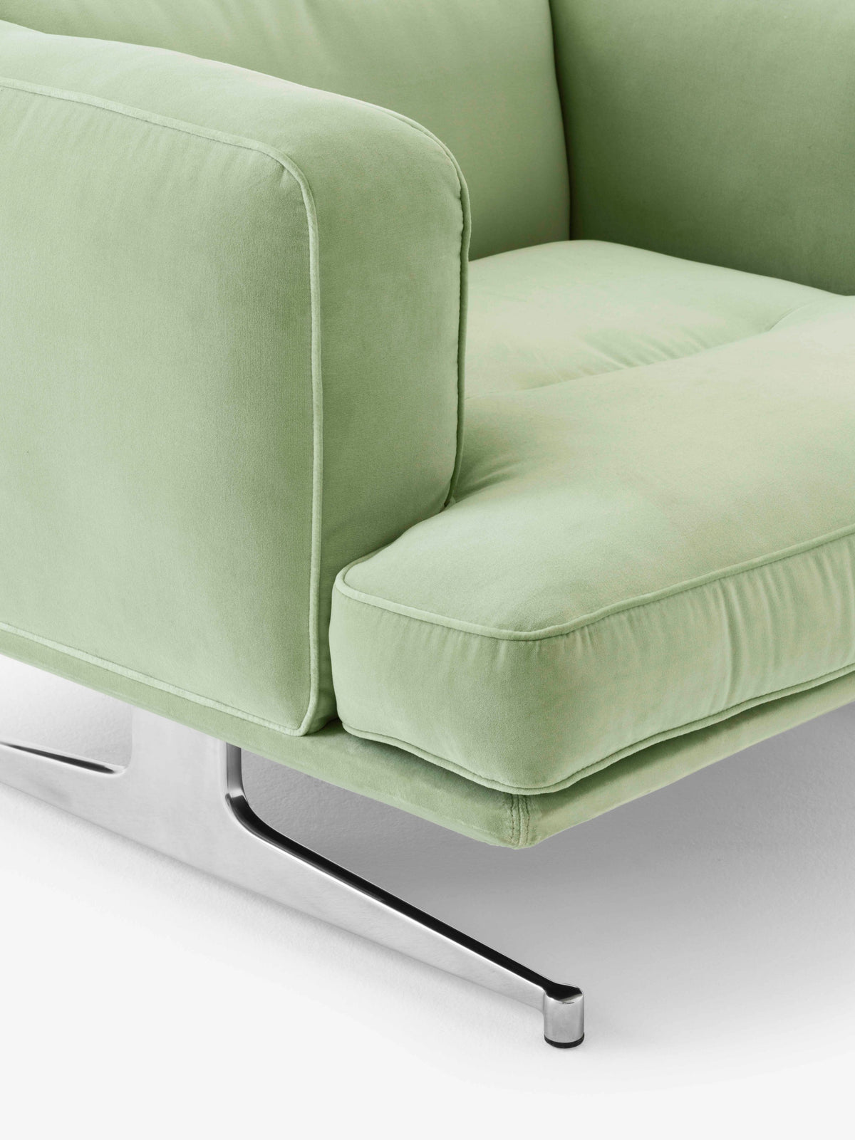 Fauteuil INLAND AV21 gestoffeerd met een aluminium basis