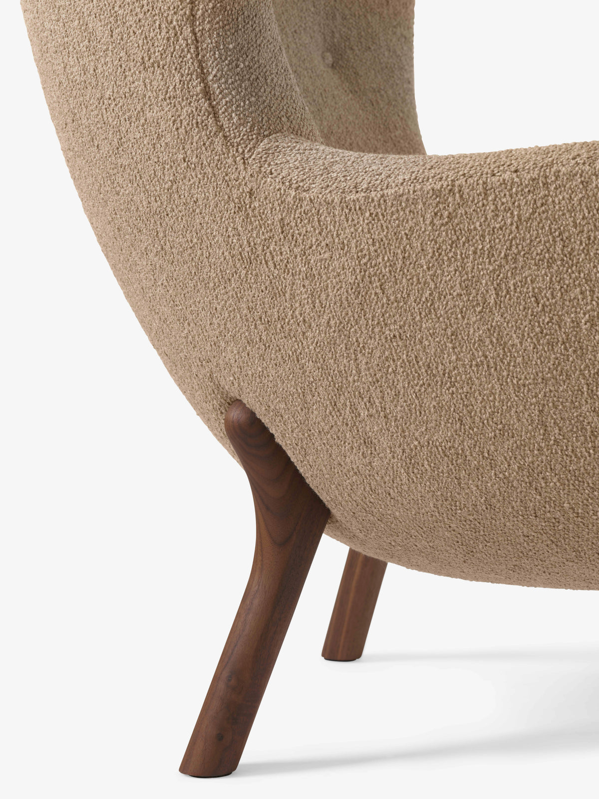 Fauteuil PETRA VB3 gestoffeerd met notenhouten basis