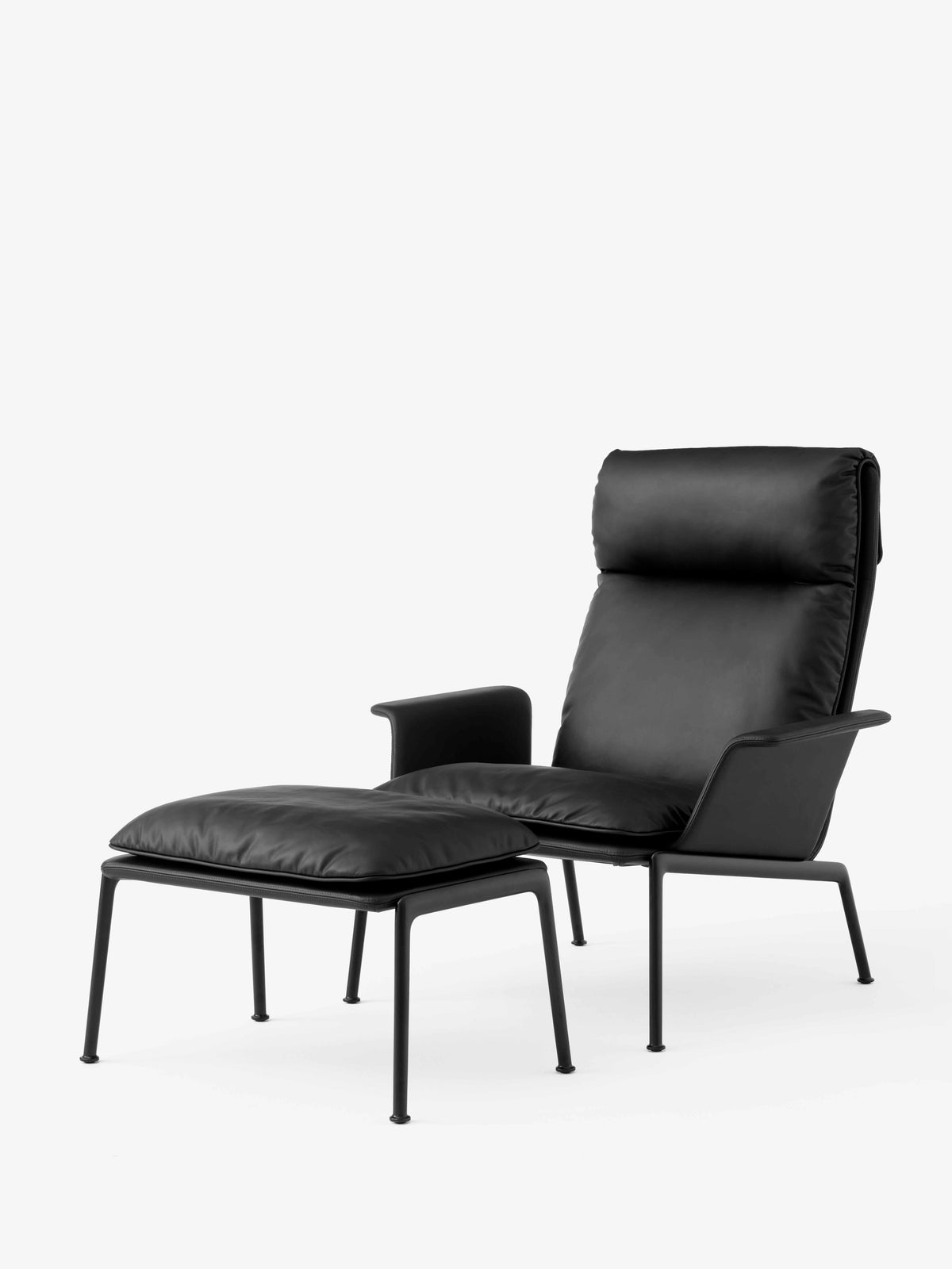 Gevoerde MUNO LN17 fauteuil met een zwarte basis
