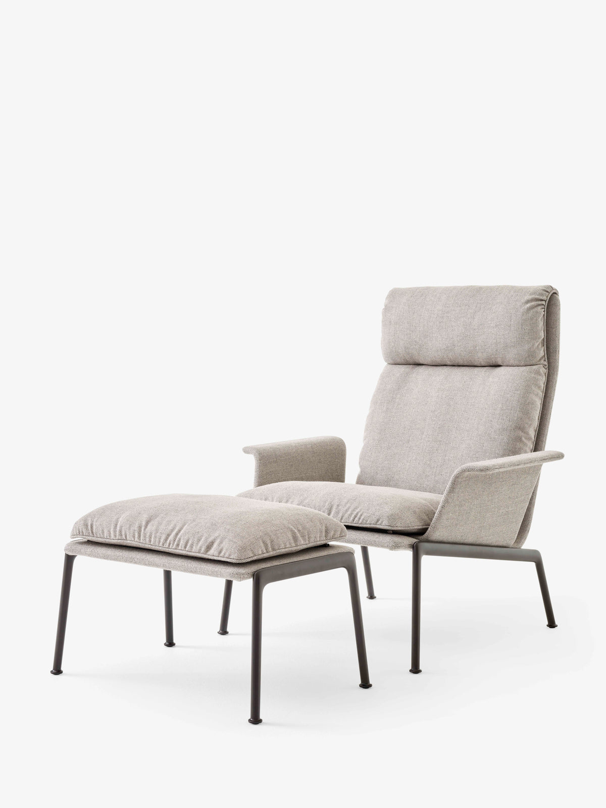 Gevoerde MUNO LN17 fauteuil met een donkere aluminium basis