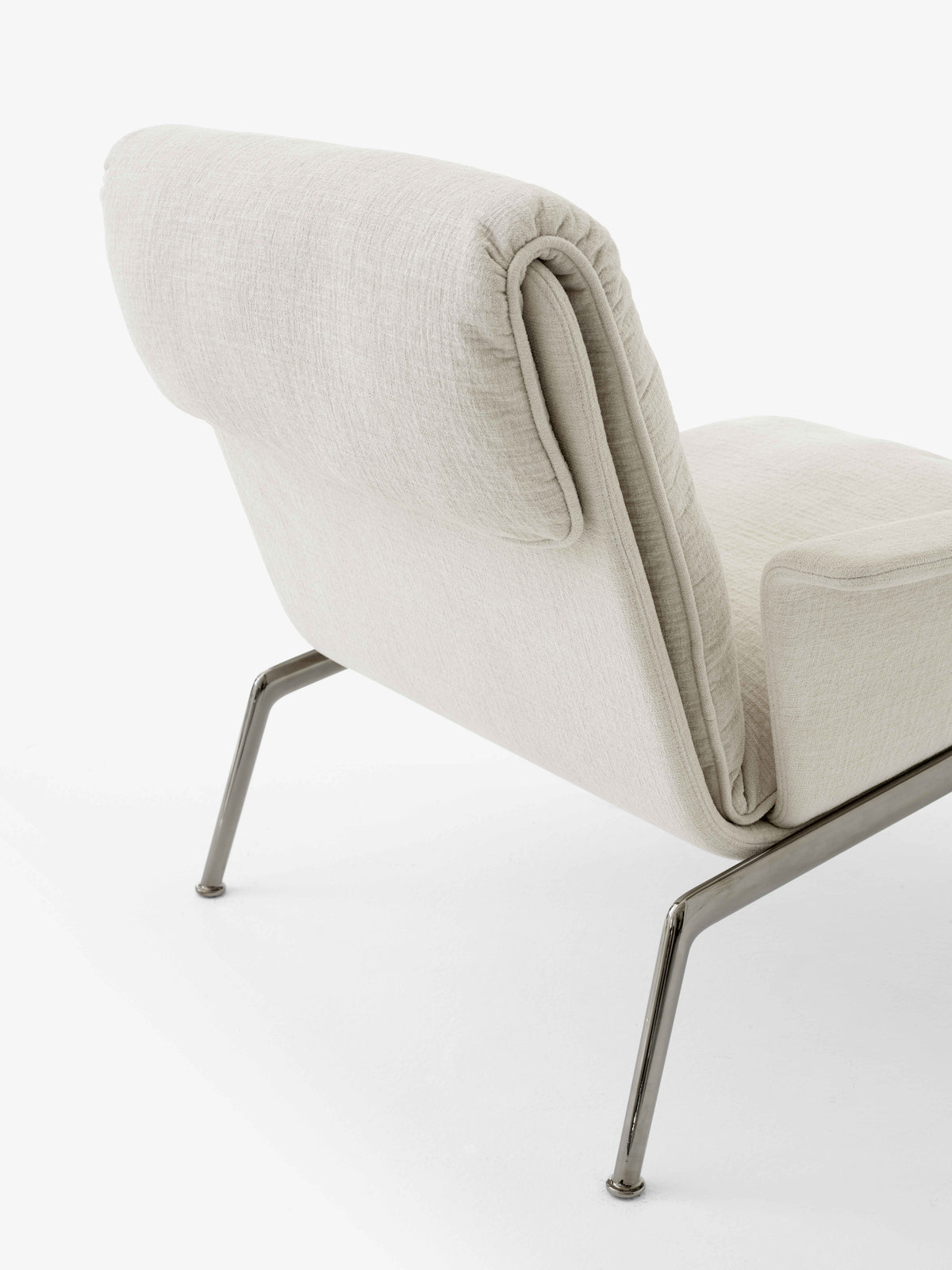 Fauteuil MUNO LN19 gestoffeerd met een donkere aluminium basis