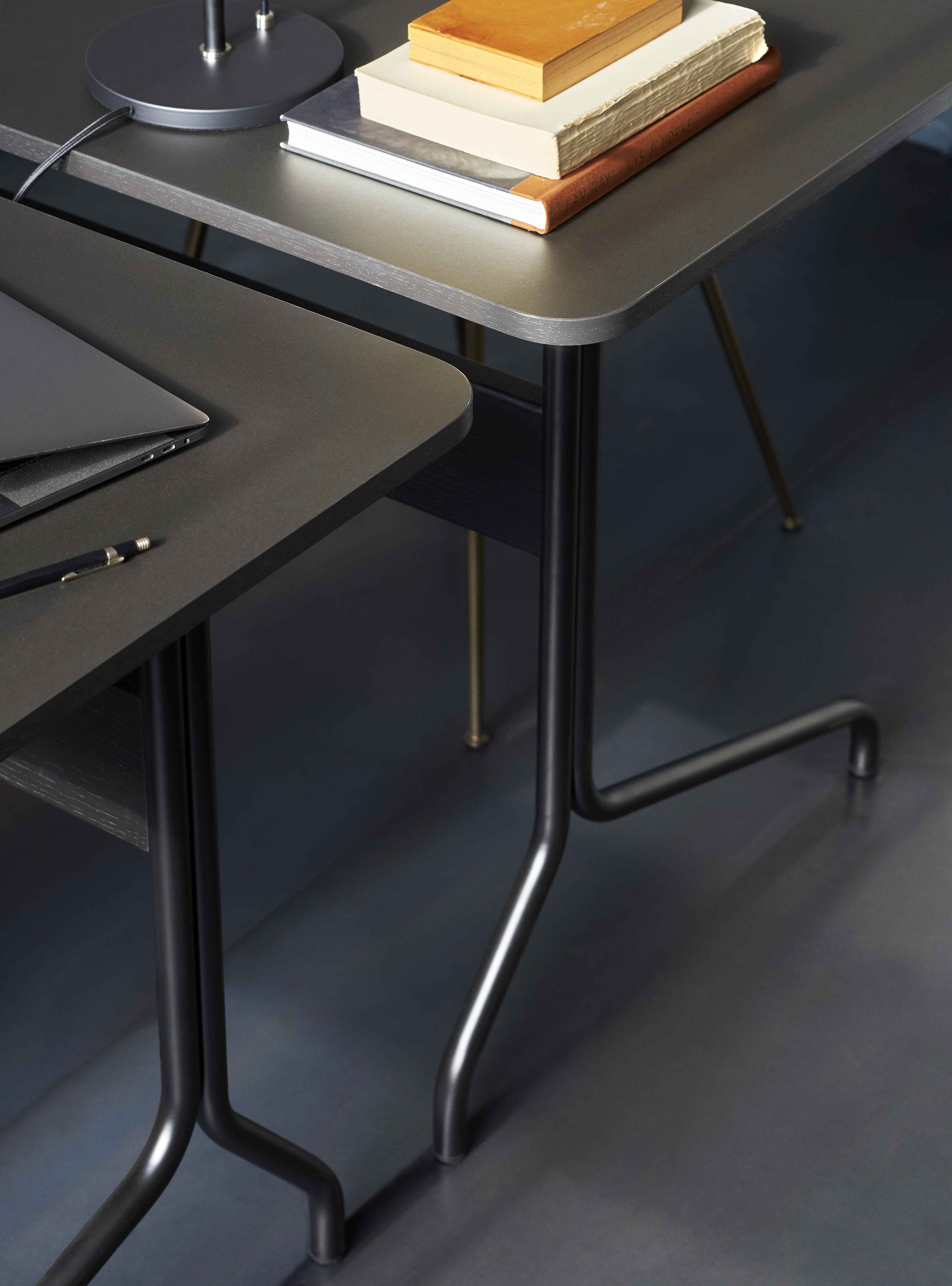 Bureau PAVILION met een beige linoleumblad, eiken afwerking en een stalen basis