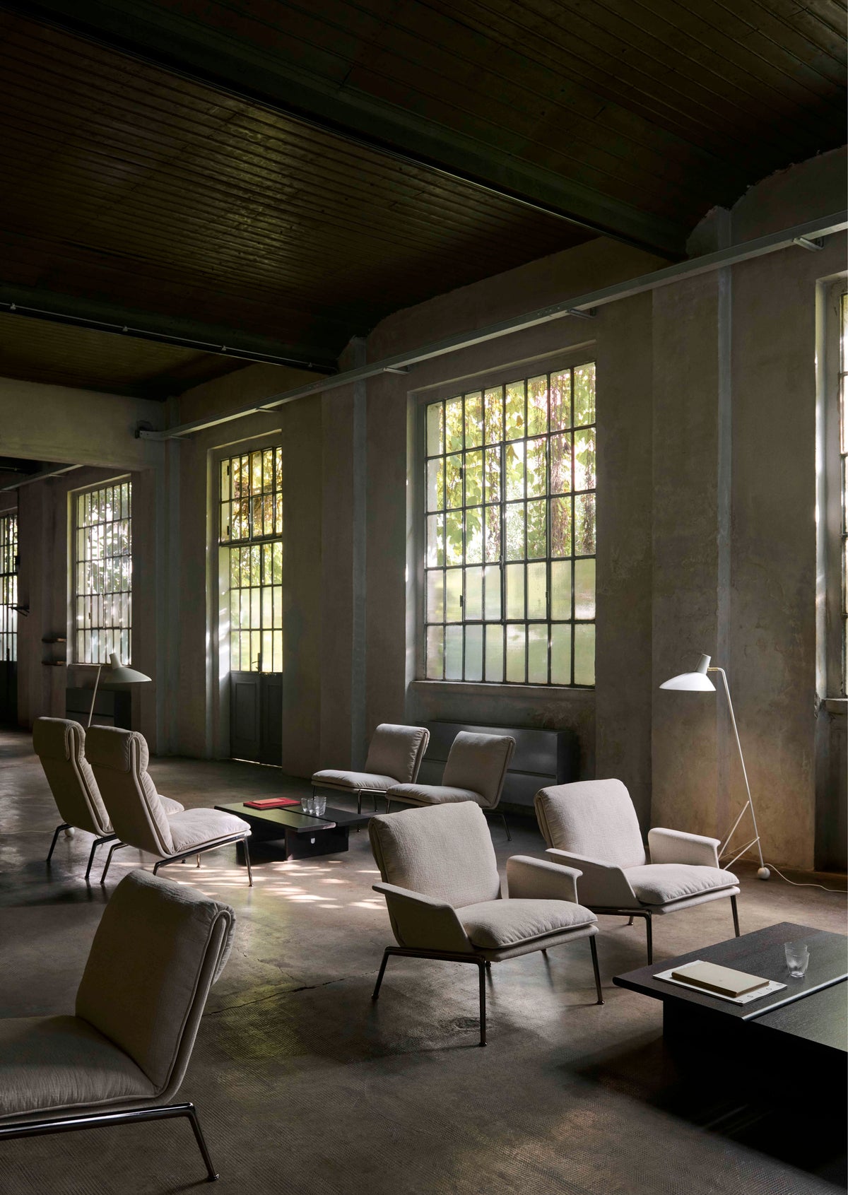 Fauteuil MUNO LN19 gestoffeerd met een donkere aluminium basis