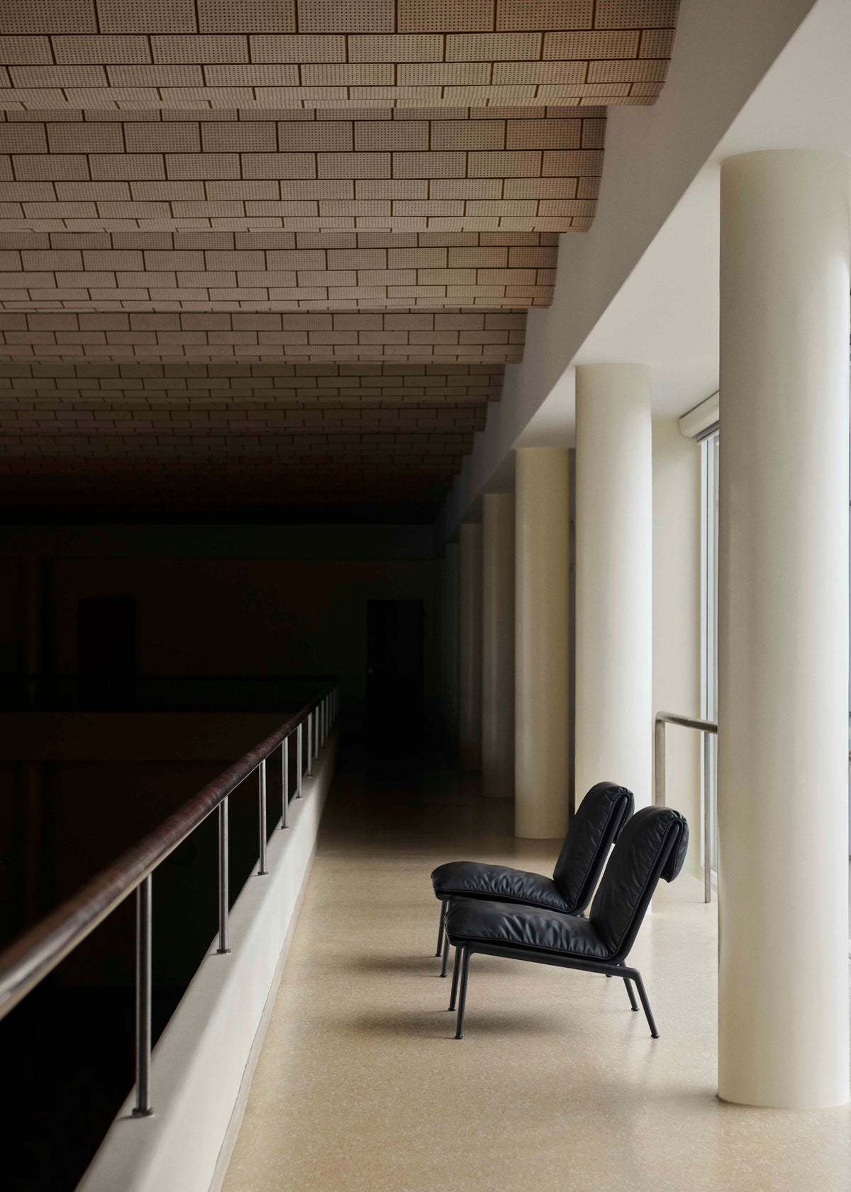Fauteuil MUNO LN18 gestoffeerd met een donkere aluminium basis
