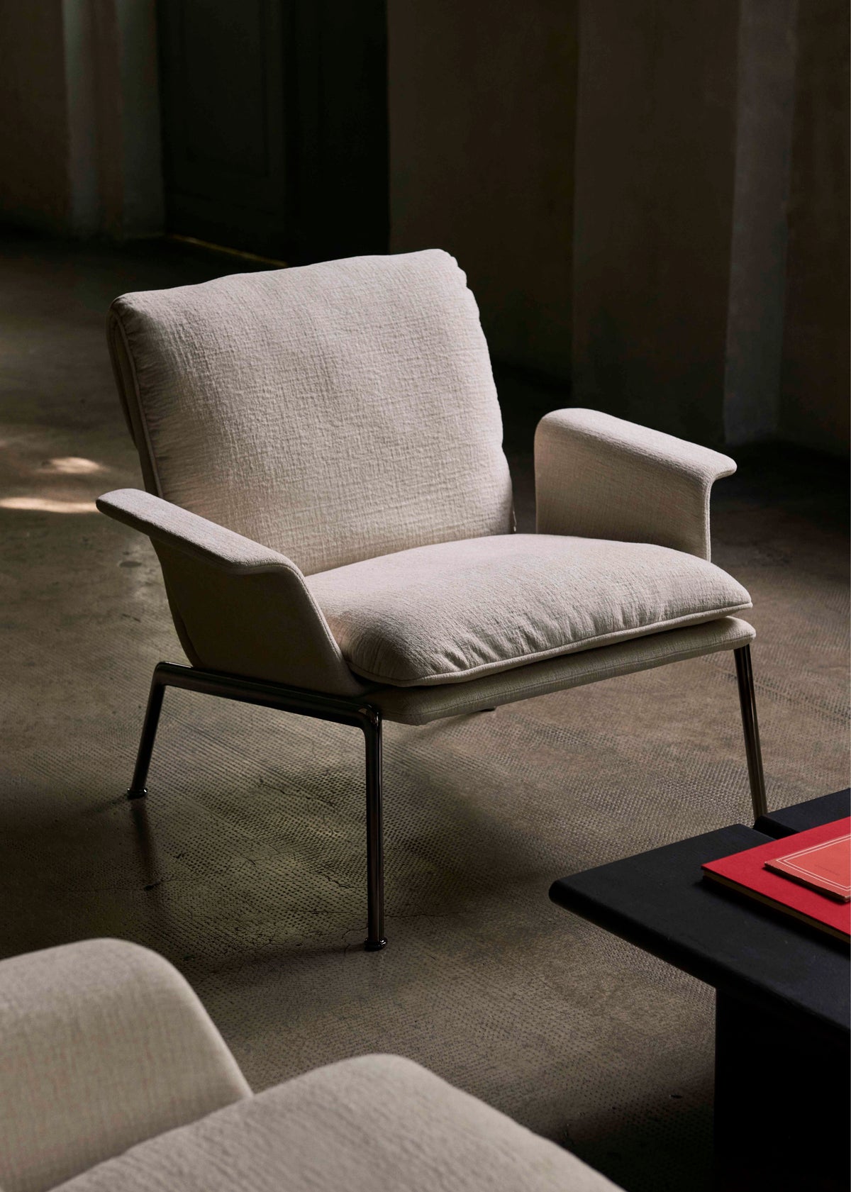 Fauteuil MUNO LN19 gestoffeerd met een donkere aluminium basis