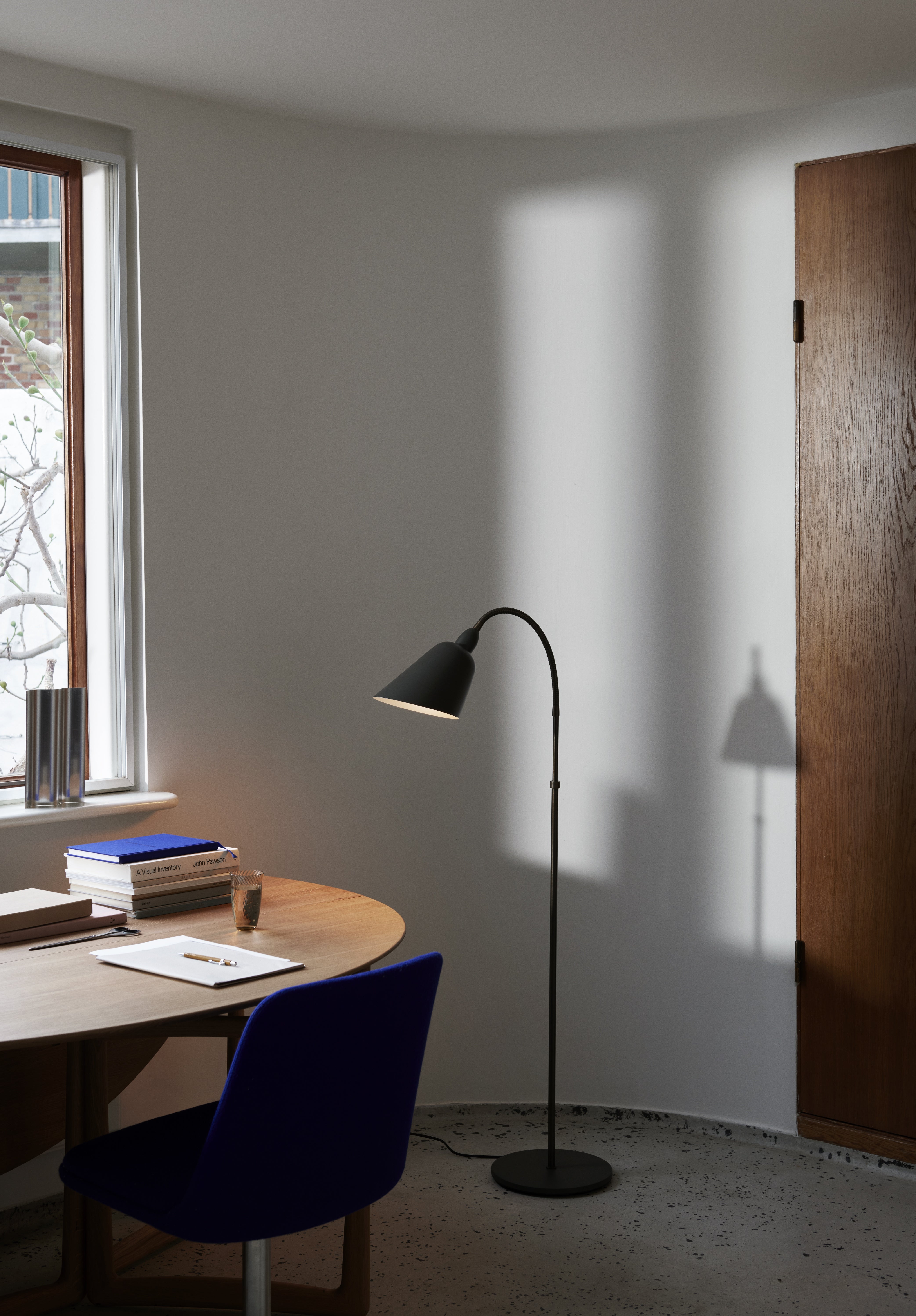 Vloerlamp BELLEVUE AJ7 grafiet met bruin messing voet