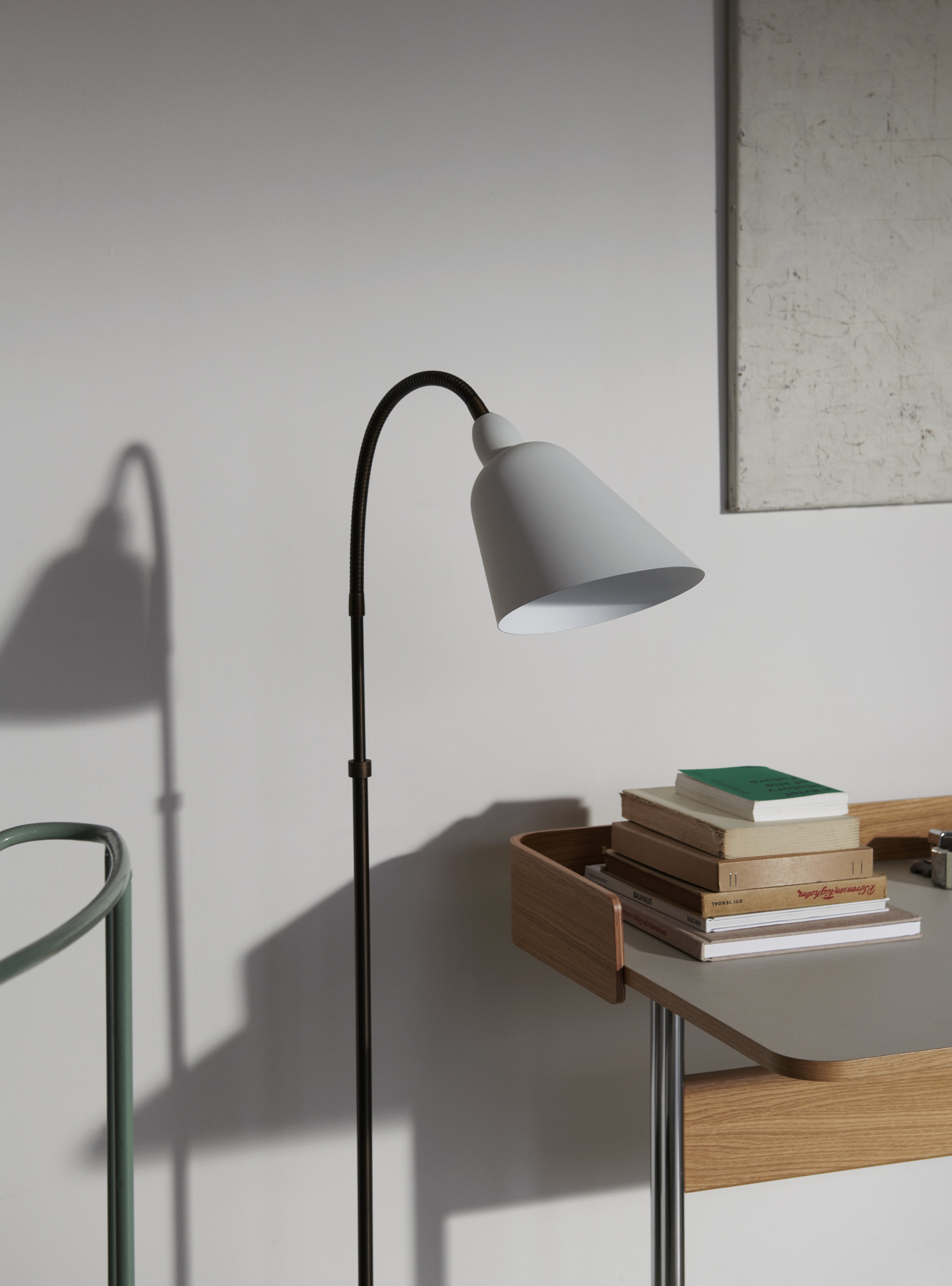 Vloerlamp BELLEVUE AJ7 wit met bruin messing voet