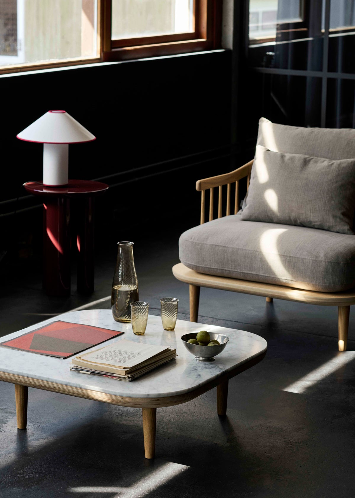 Vloerlamp FLY met wit marmeren blad en eiken basis