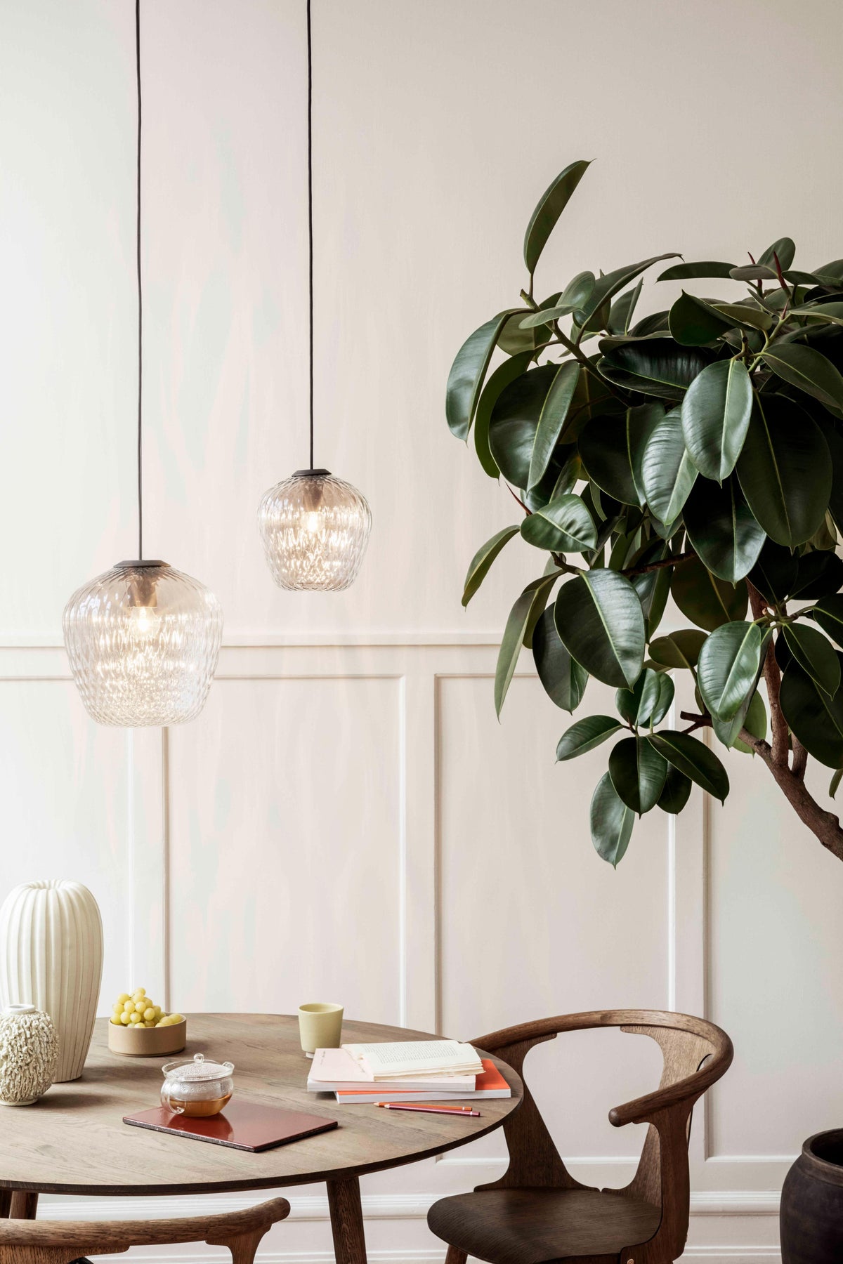 Ronde tafel IN BETWEEN gerookt geolied eiken