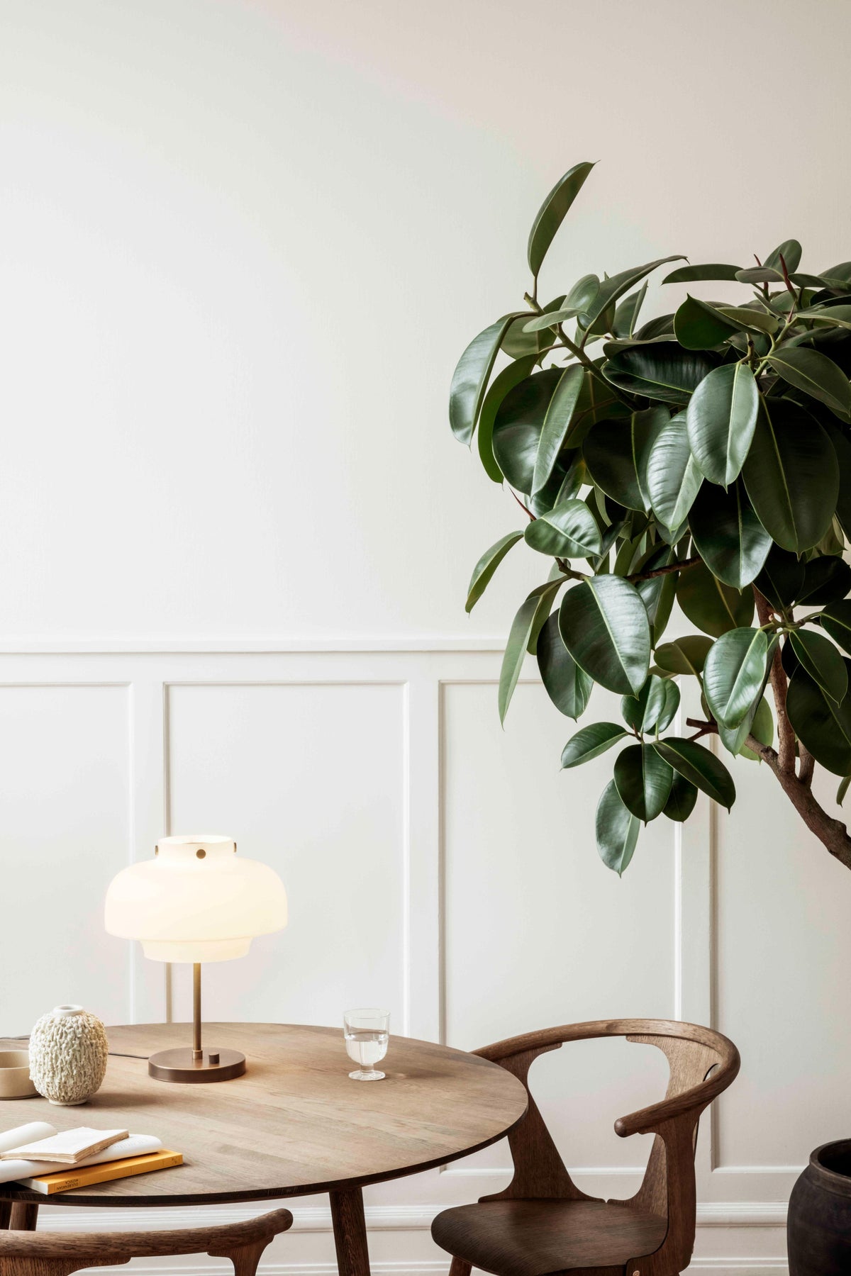 Ronde tafel IN BETWEEN gerookt geolied eiken