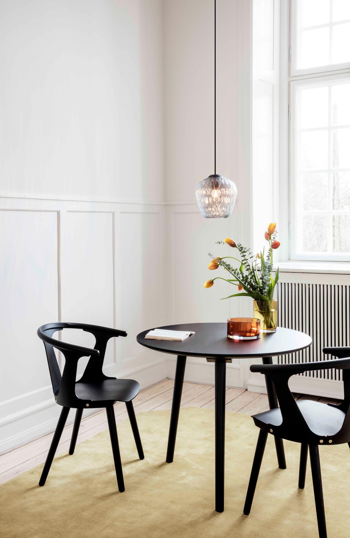 Ronde tafel IN BETWEEN gerookt geolied eiken