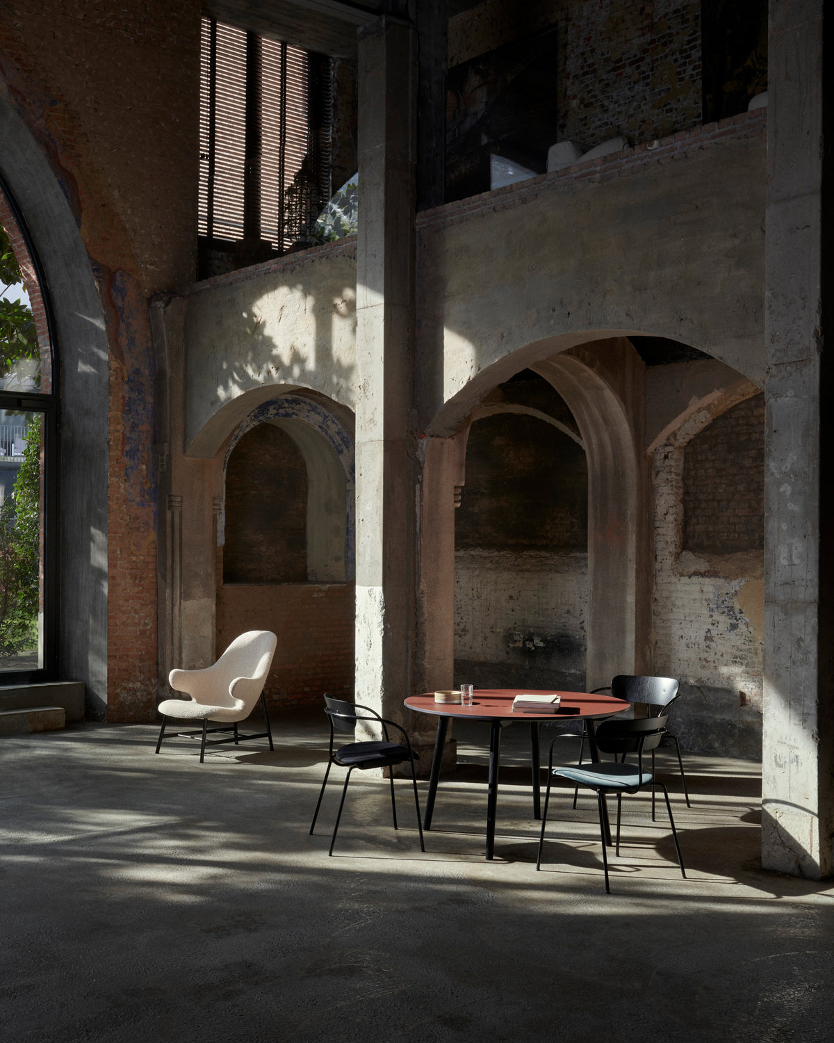 Fauteuil CATCH JH13 gestoffeerd met een zwarte basis