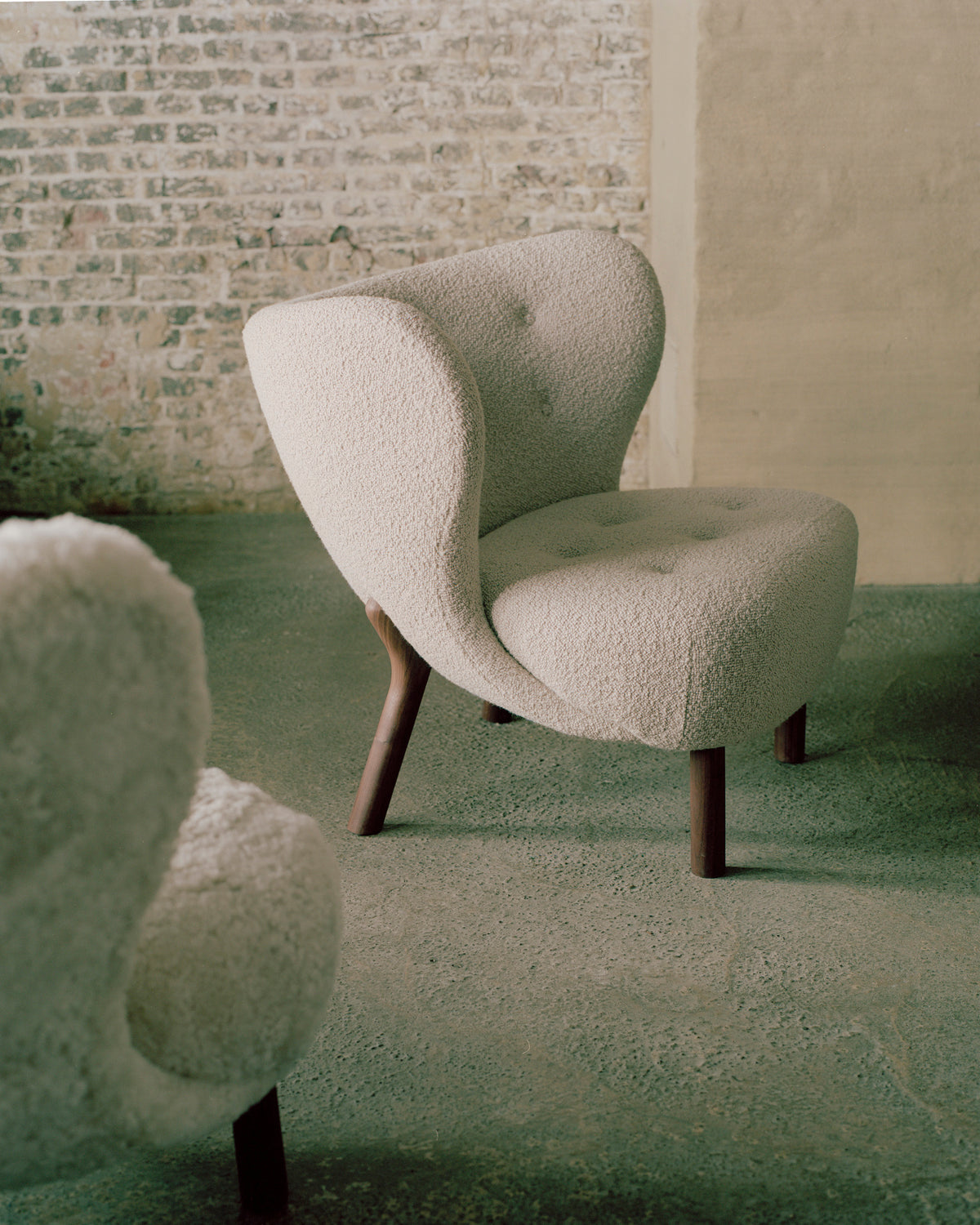 Fauteuil LITTLE PETRA VB1 gestoffeerd met een notenhouten basis