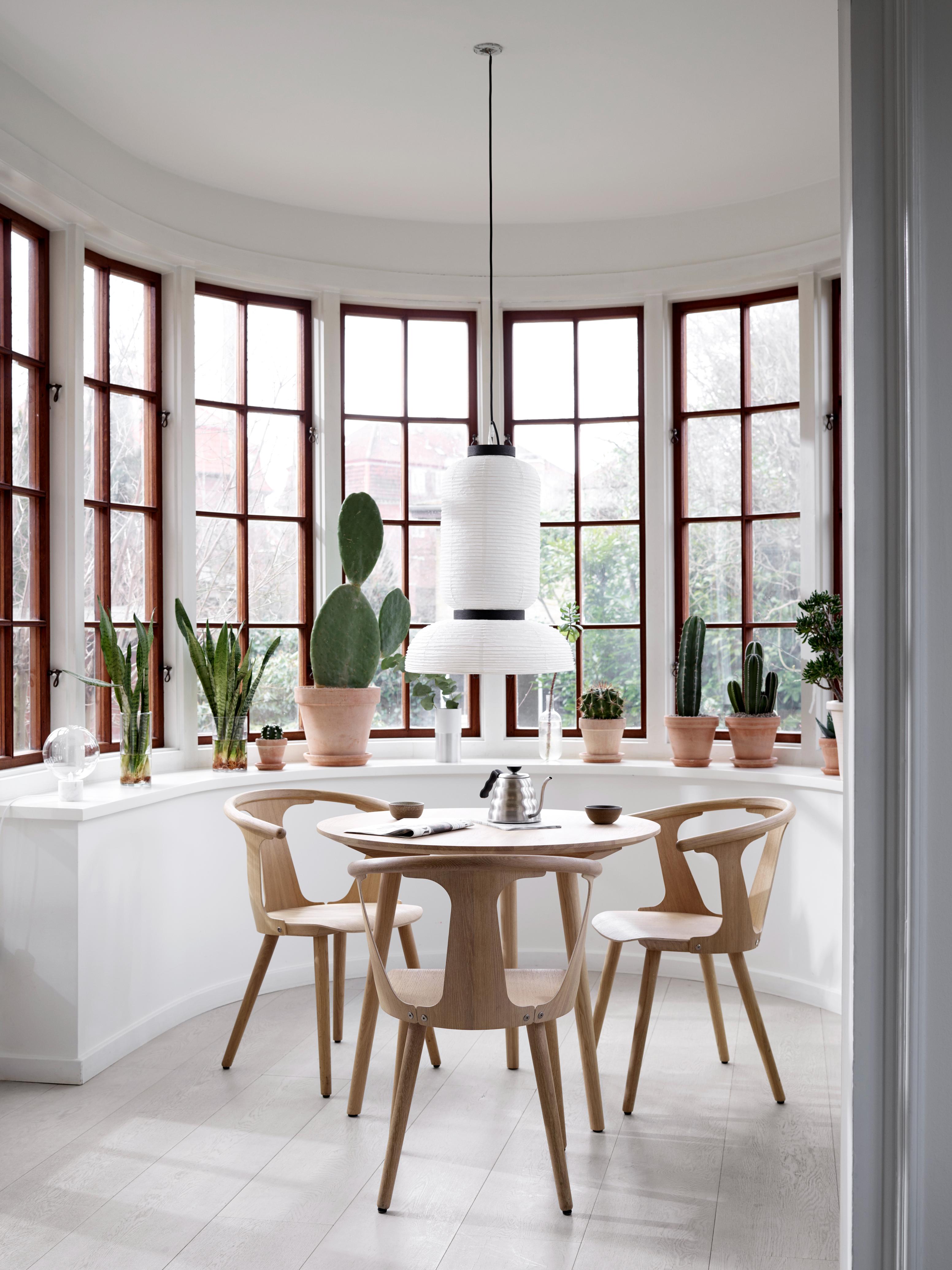 Hanglamp FORMAKAMI JH3 met witte papieren kap en zwart eiken afwerking