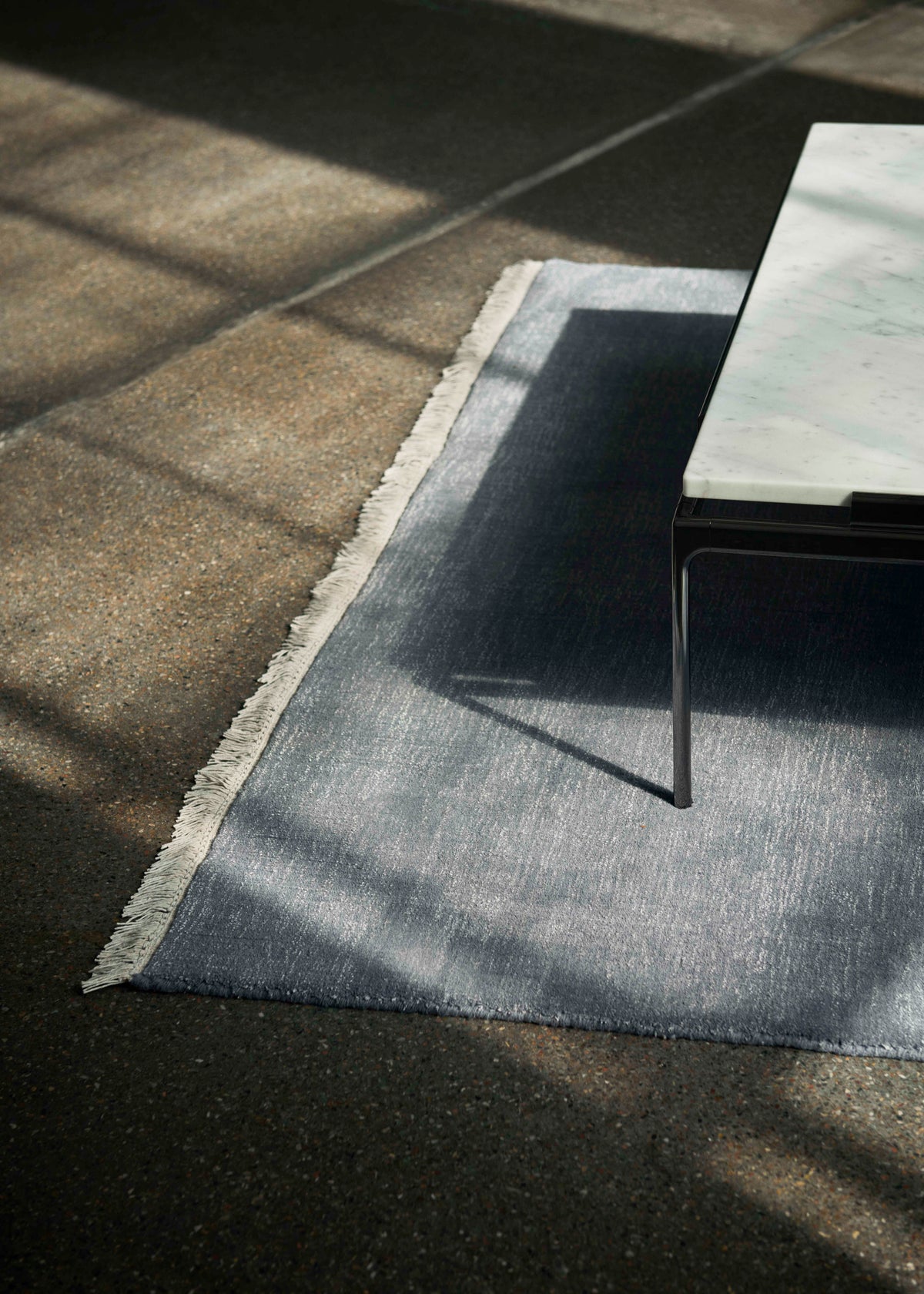 Vloerkleed met franjes THE MOOR gedempt rood