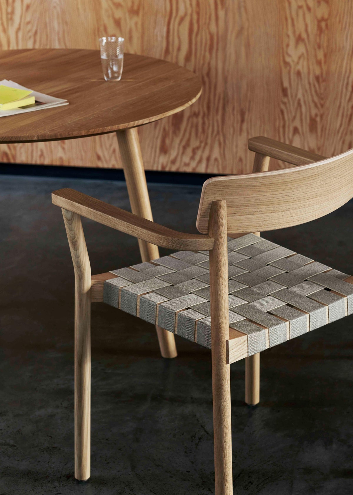 Ronde tafel IN BETWEEN gerookt geolied eiken