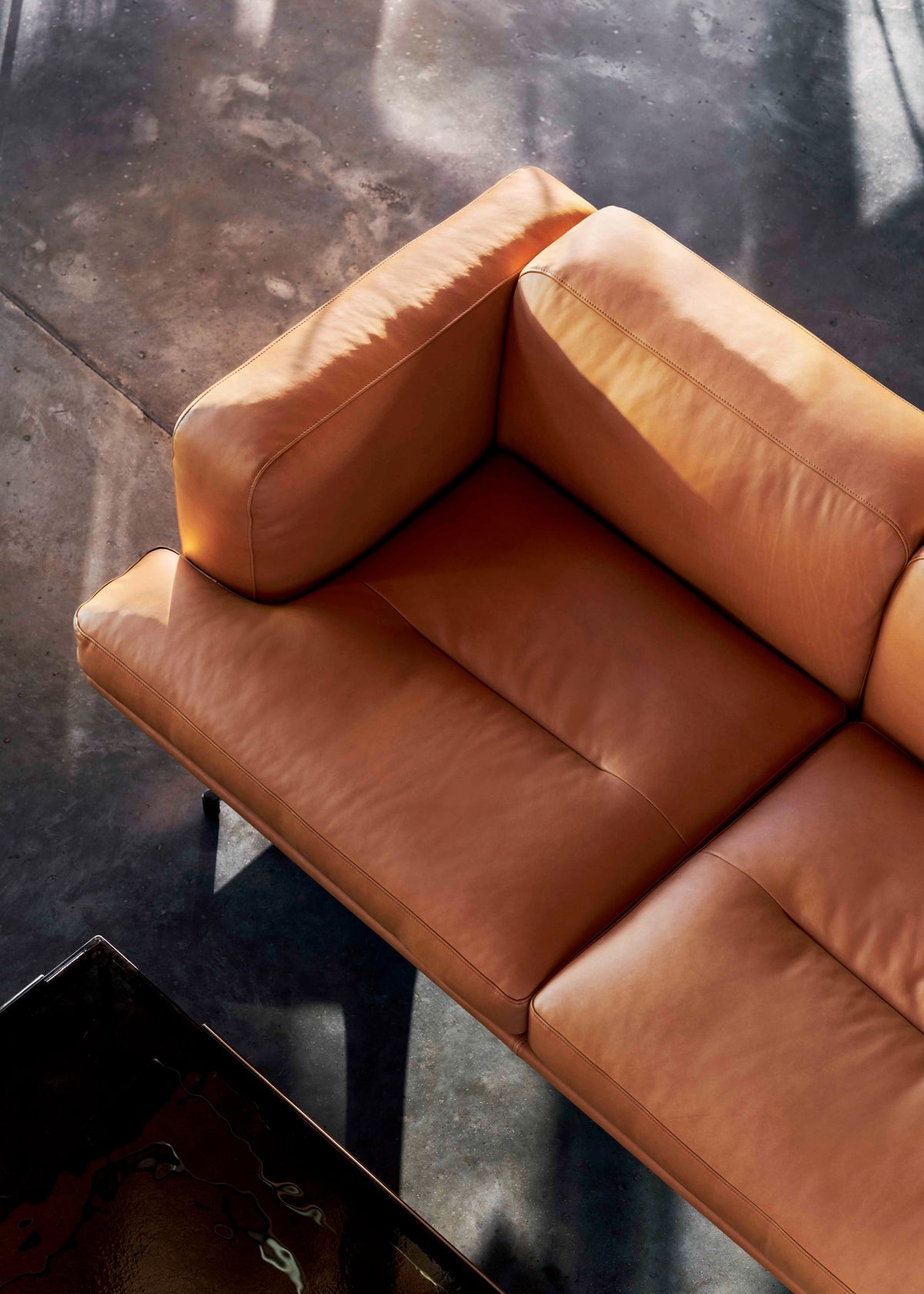 Sofa 2-zits INLAND AV22 gestoffeerd met een zwarte basis