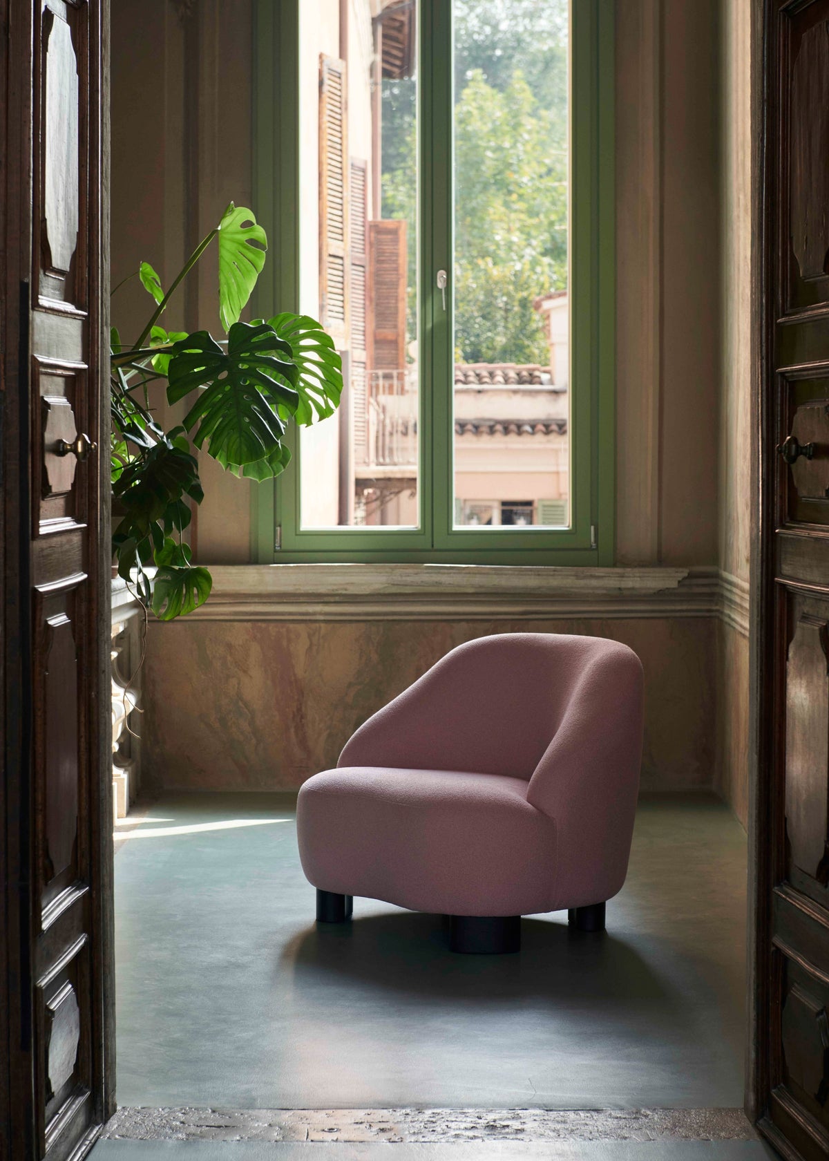 Gestoffeerde MARGAS LC1 fauteuil met notenhouten basis