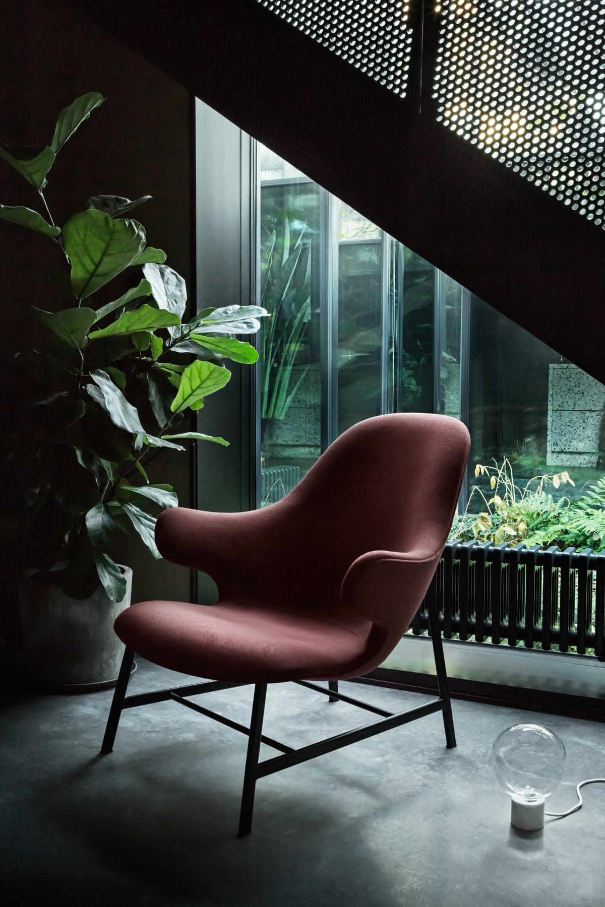 Fauteuil CATCH JH13 gestoffeerd met een zwarte basis