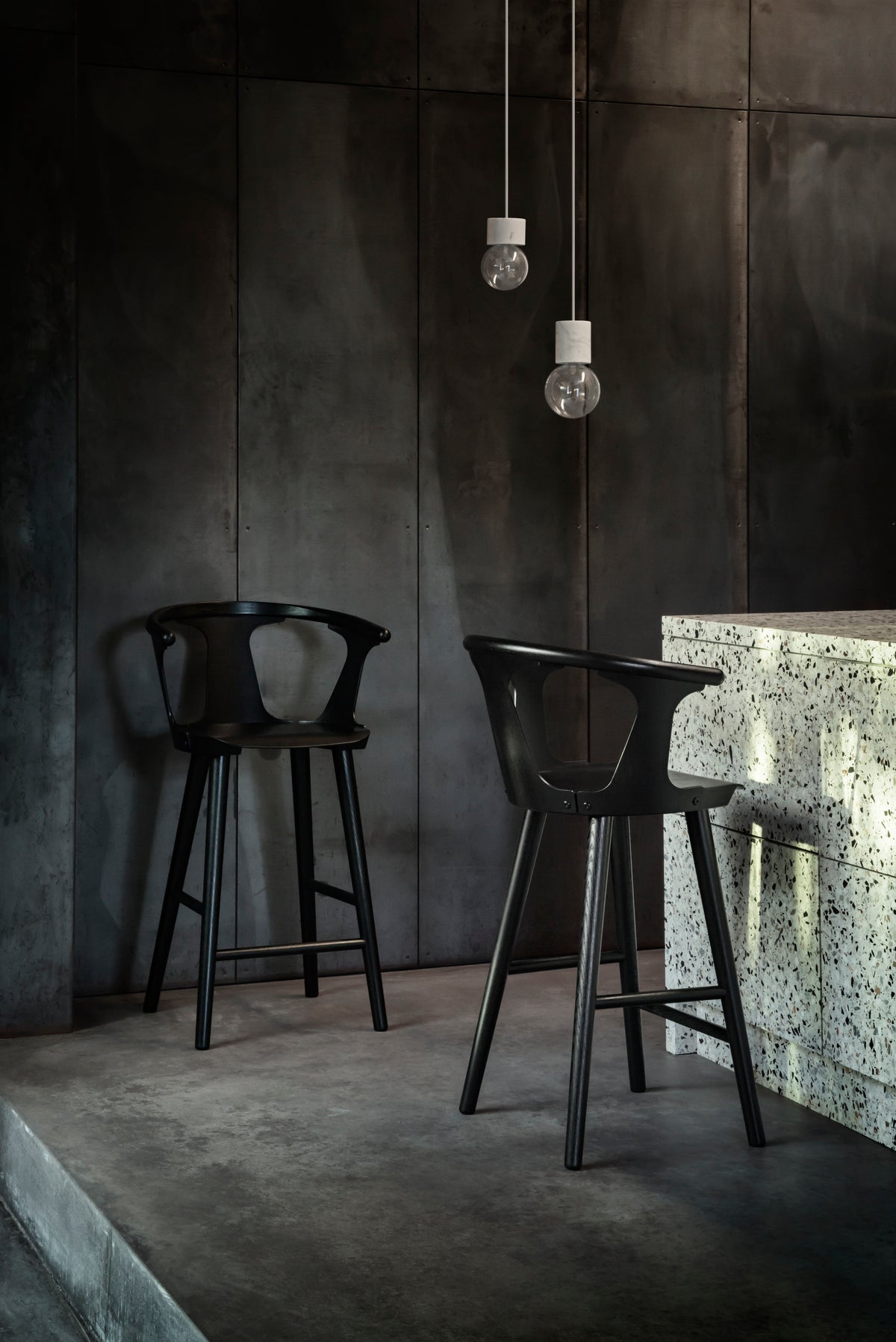 Hocker IN BETWEEN gerookt olie behandeld eiken