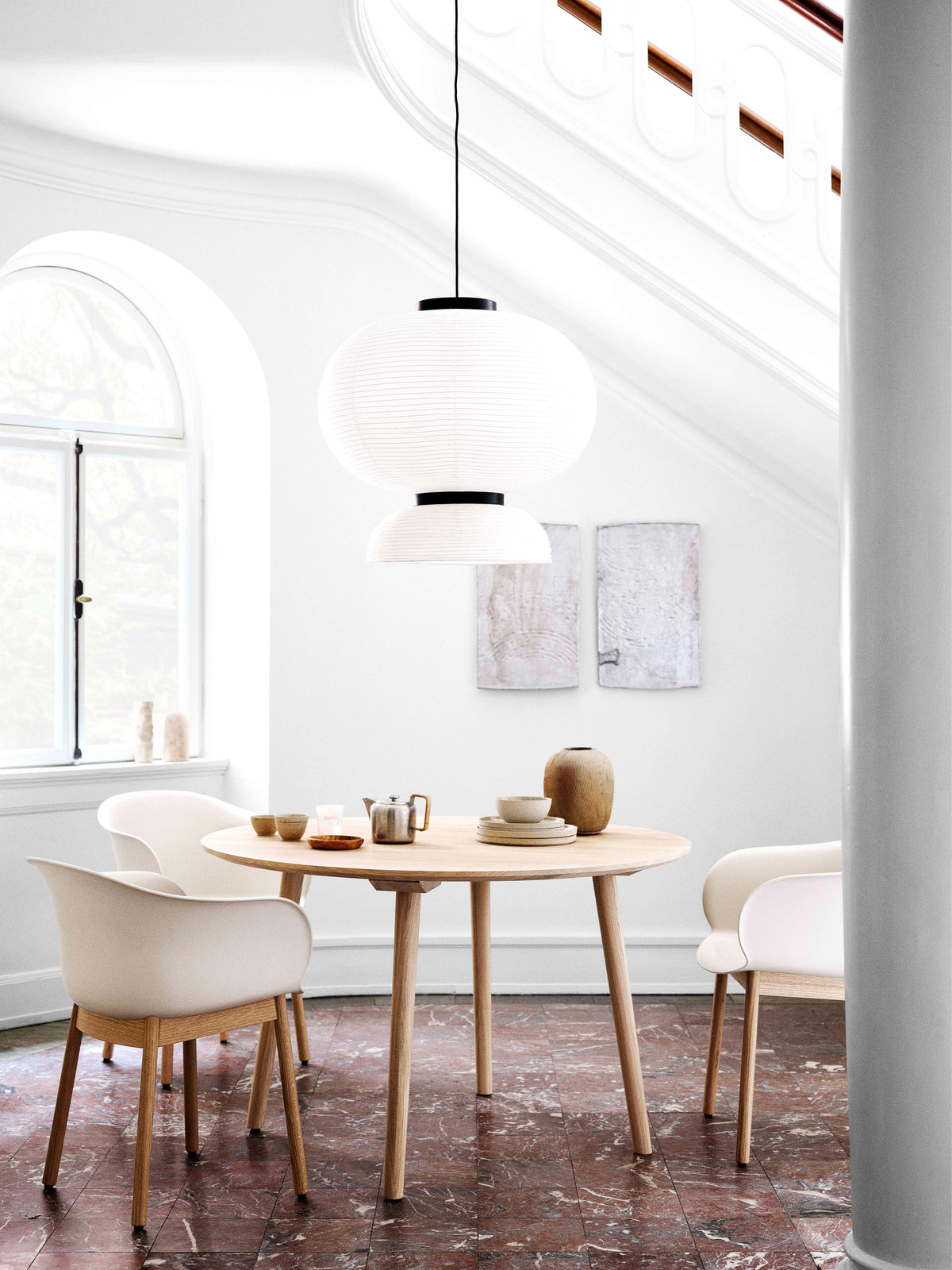 Ronde tafel IN BETWEEN gerookt geolied eiken