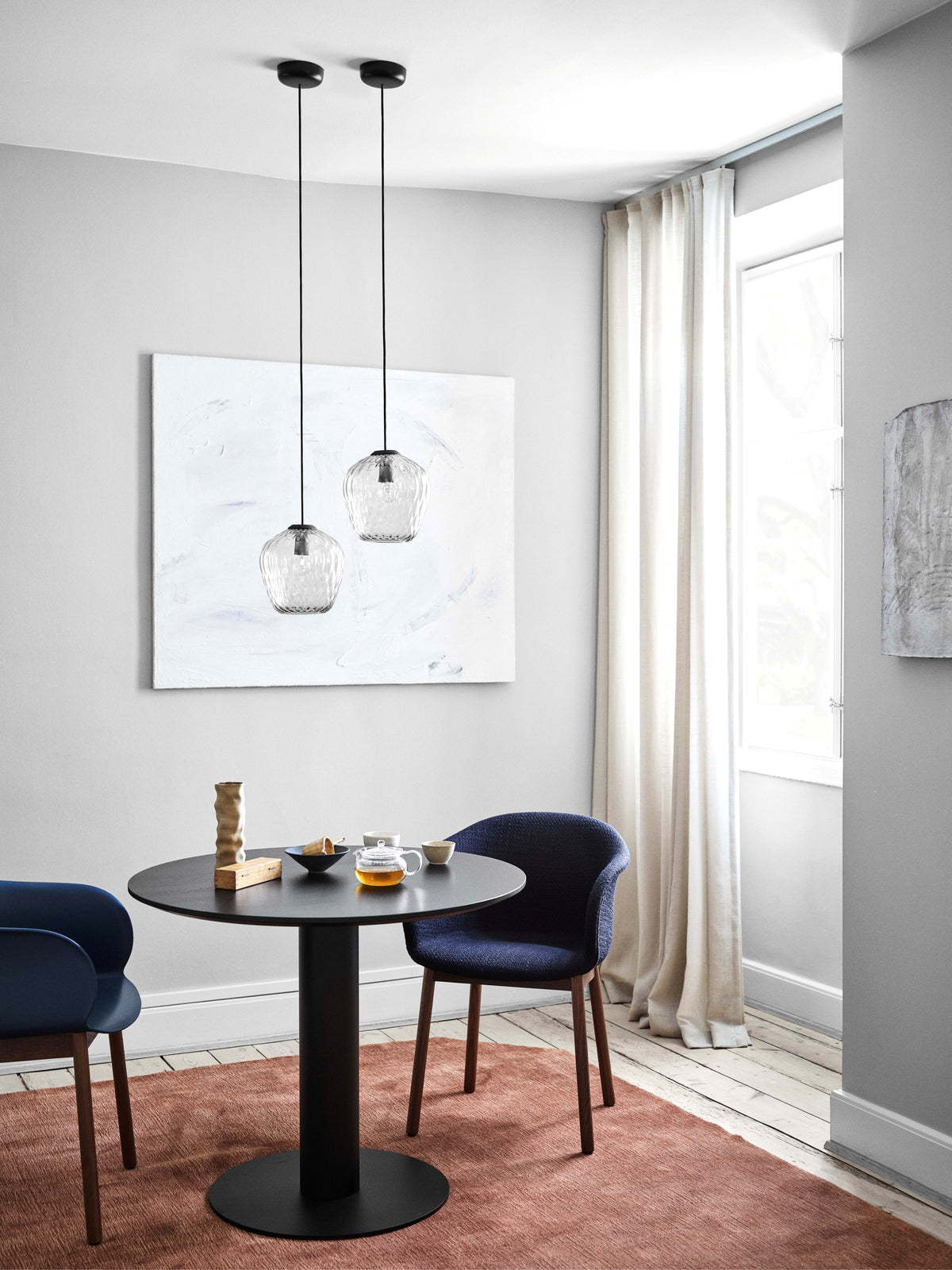 Stoel ELEFY JH31 gestoffeerd met een eiken basis