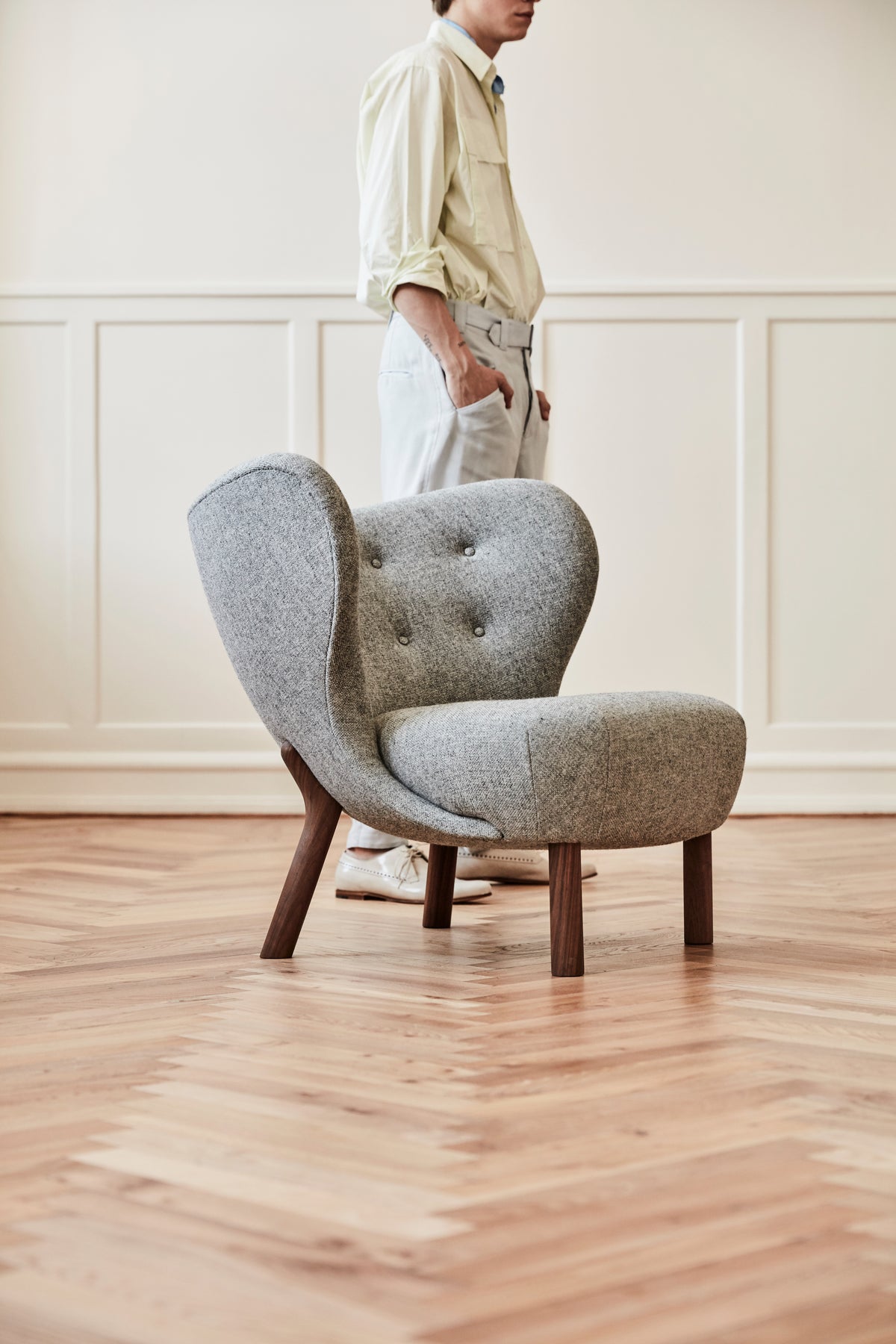 Fauteuil LITTLE PETRA VB1 gestoffeerd met een notenhouten basis