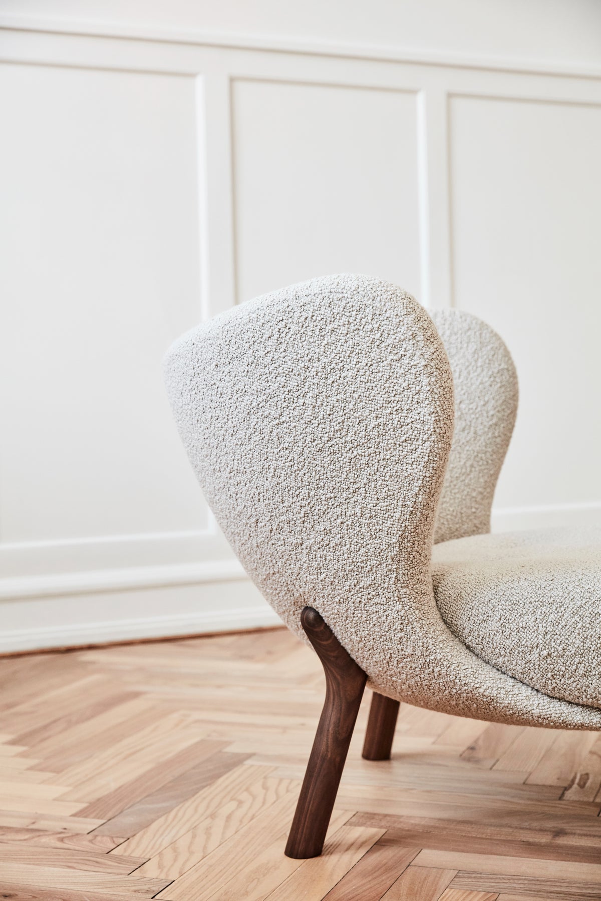 Fauteuil LITTLE PETRA VB1 gestoffeerd met een notenhouten basis