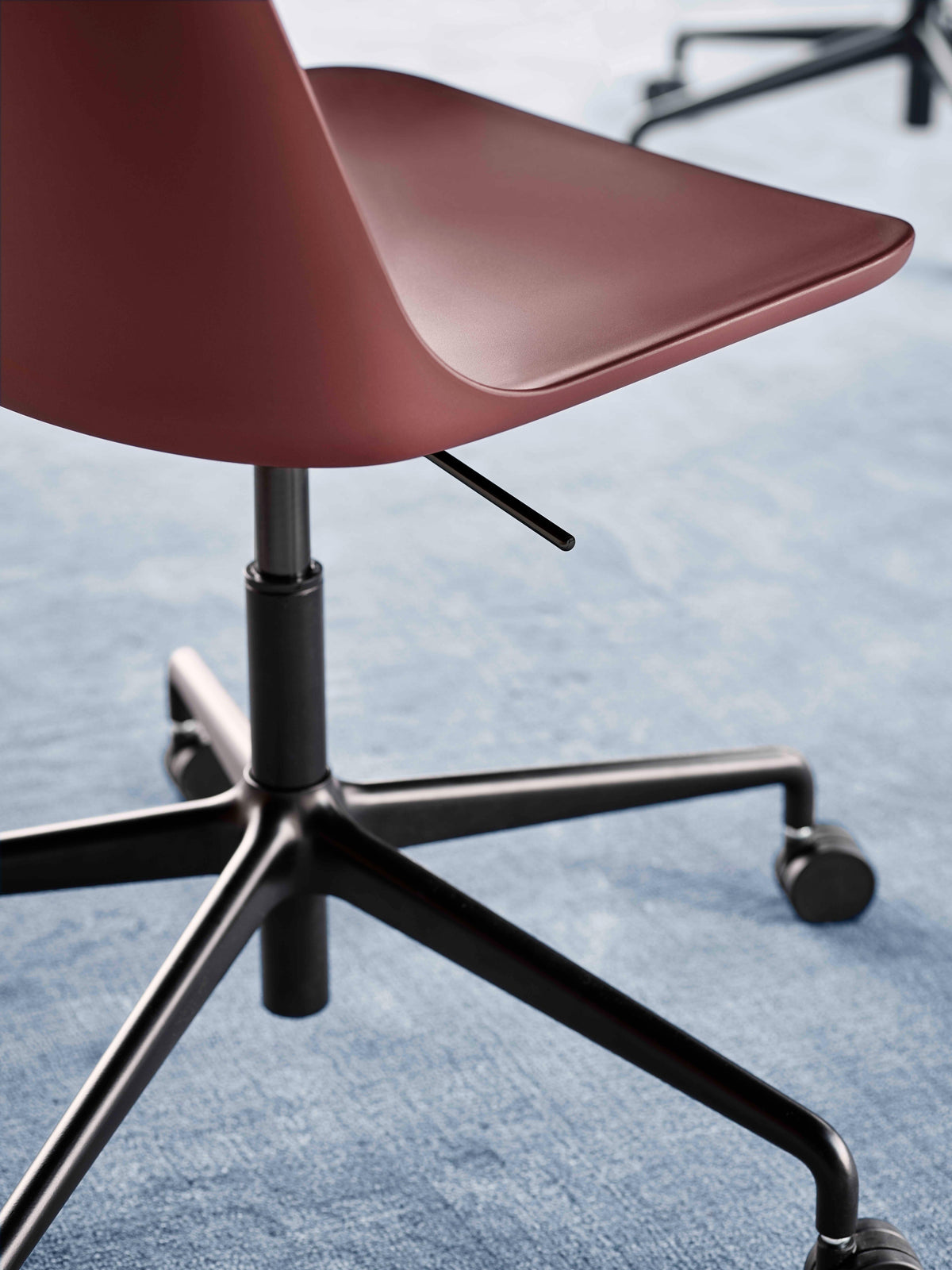 Bureau stoel RELY HW28 rood-bruin met een zwarte aluminium basis op wielen