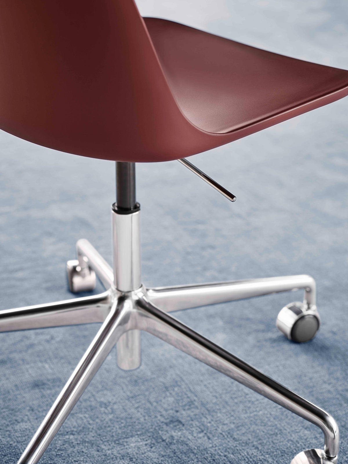 Bureau stoel RELY HW28 rood met een aluminium basis op wielen