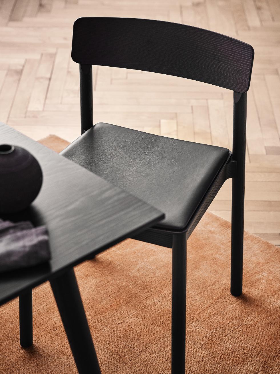 Tafel IN BETWEEN zwart gelakt eiken