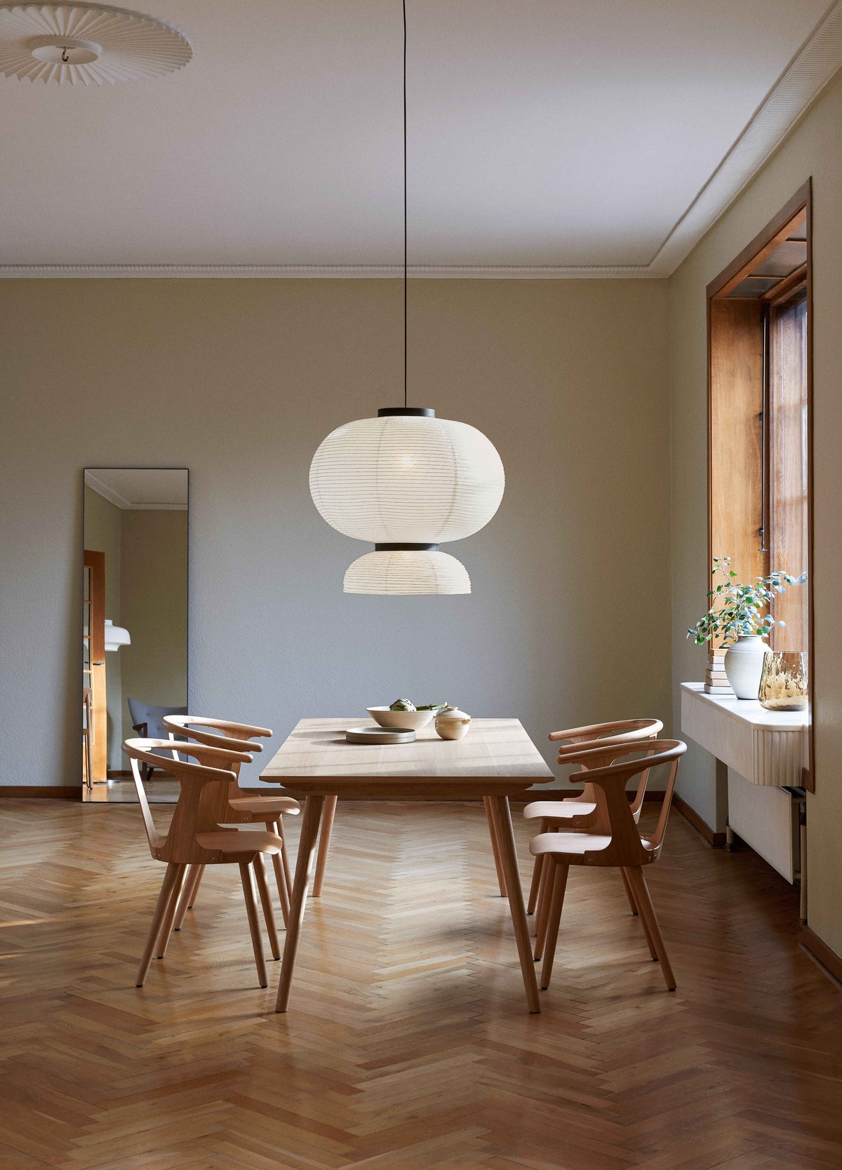 Tafel IN BETWEEN gelakt eiken