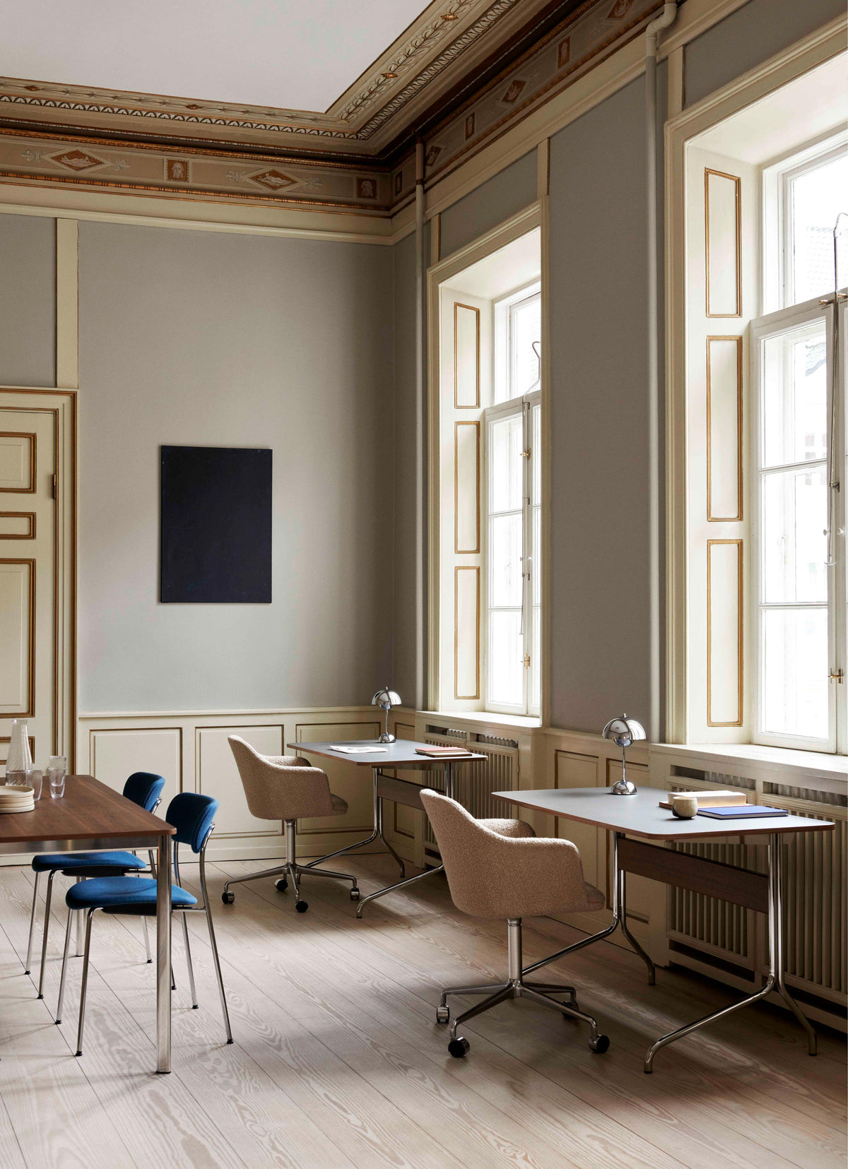 Bureau PAVILION met een beige linoleumblad, eiken afwerking en een stalen basis