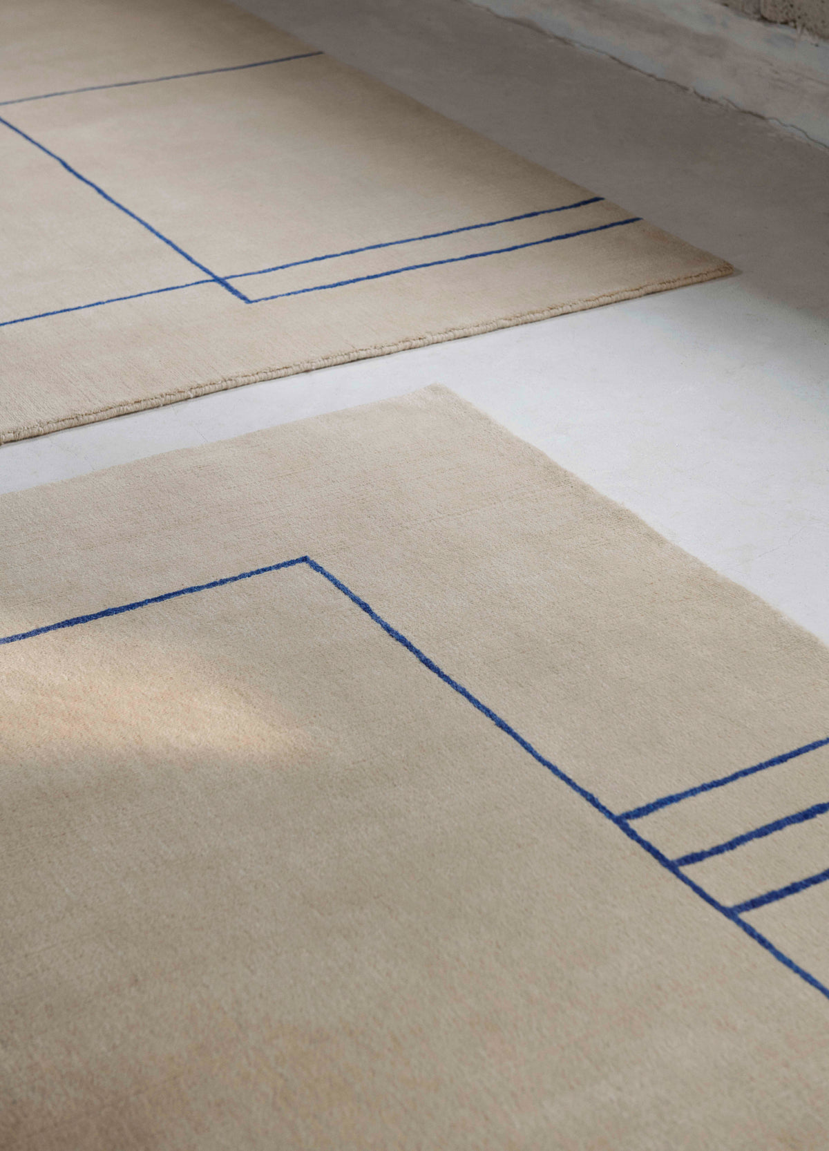 Vloerkleed CRUISE zandkleurig met blauw