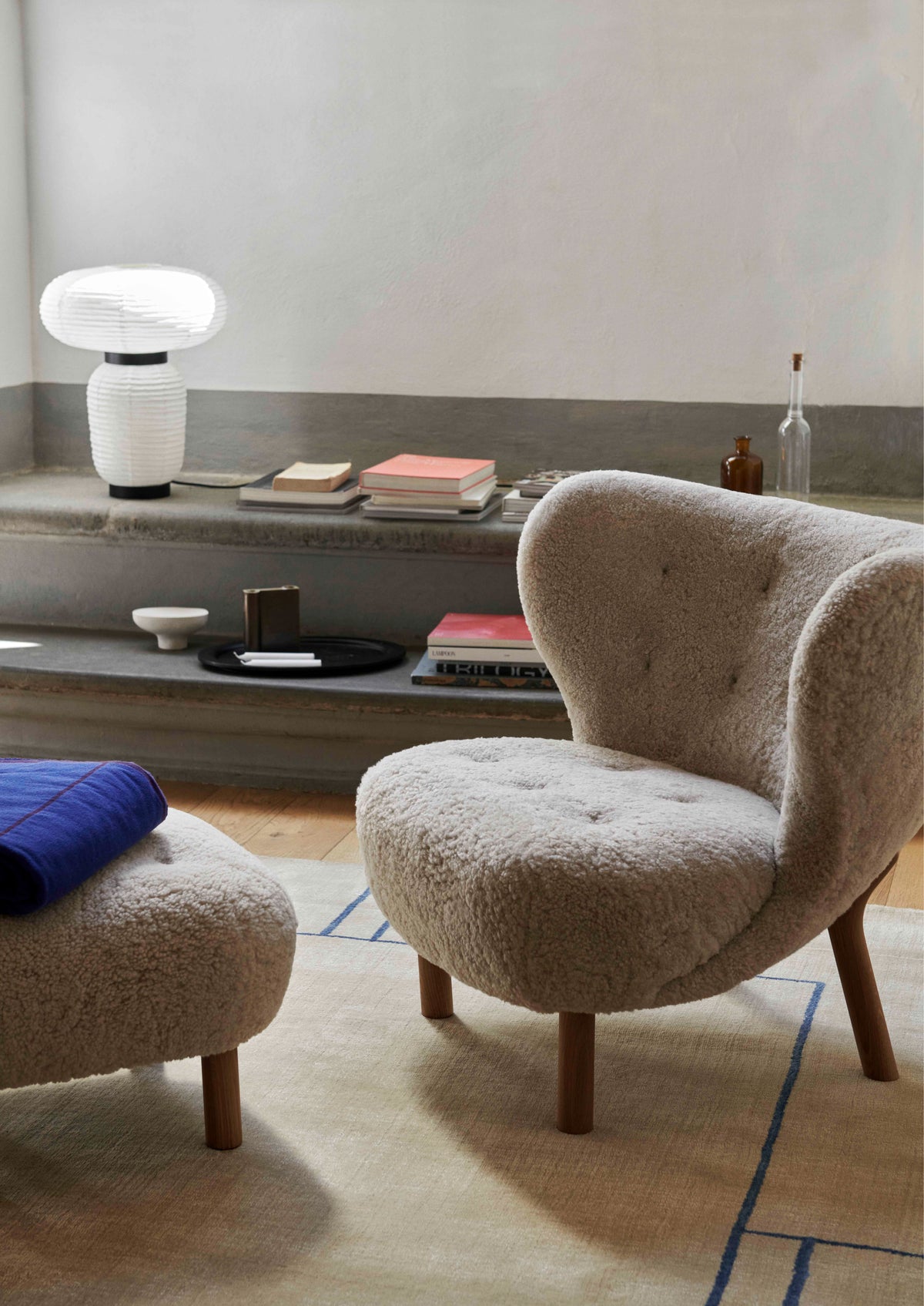 Fauteuil LITTLE PETRA VB1 gestoffeerd met een eiken basis