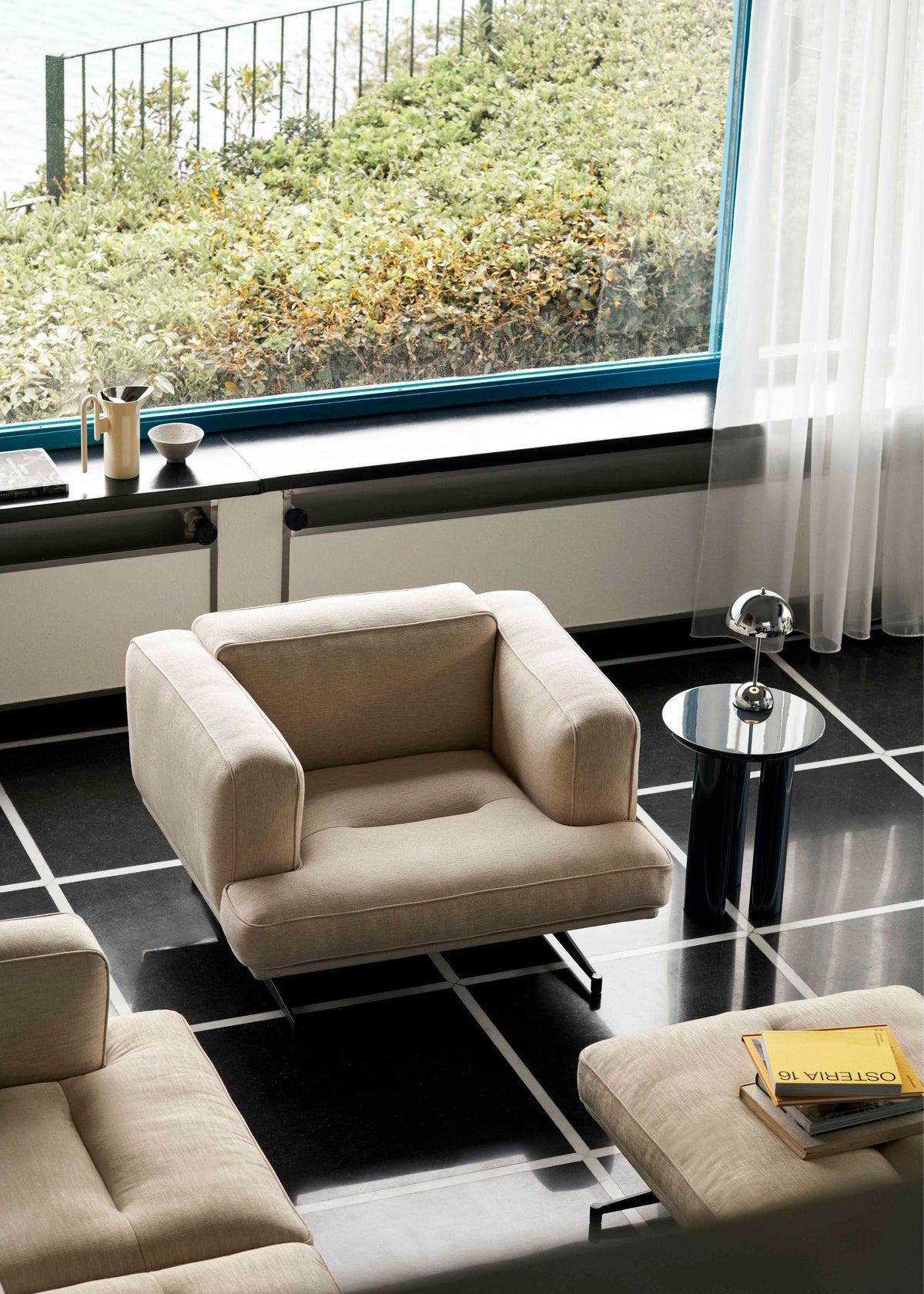Fauteuil INLAND AV21 gestoffeerd met een zwarte basis