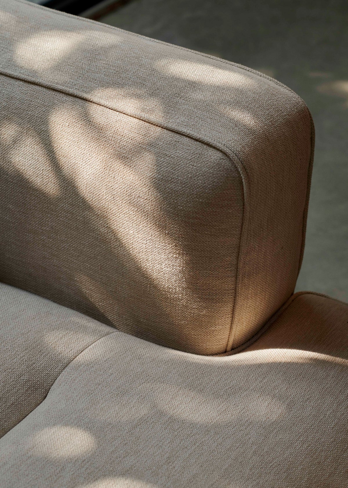 Fauteuil INLAND AV21 gestoffeerd met een zwarte basis