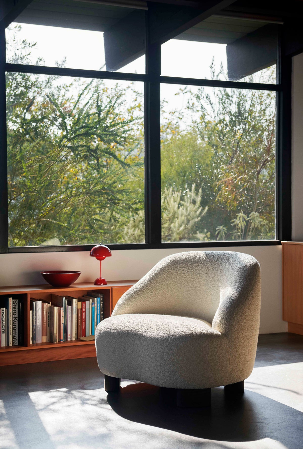 Gestoffeerde MARGAS LC1 fauteuil met notenhouten basis