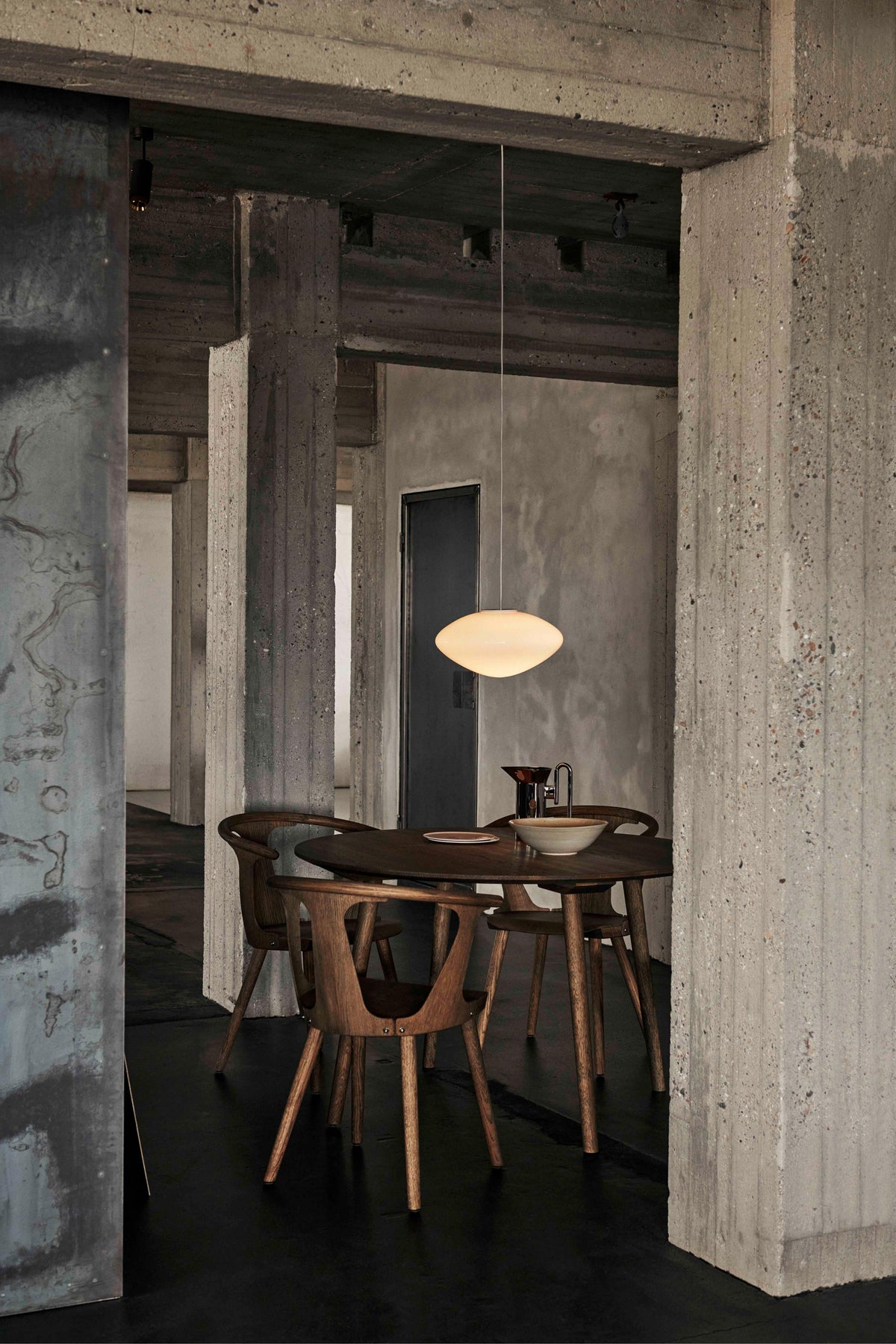 Ronde tafel IN BETWEEN gerookt geolied eiken