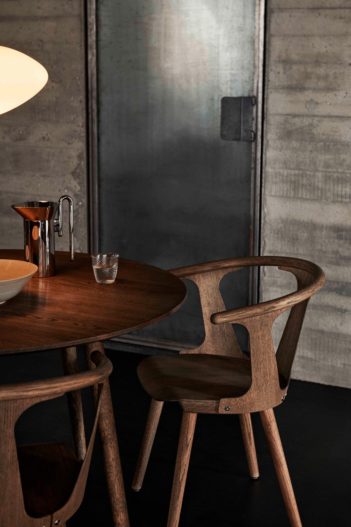 Ronde tafel IN BETWEEN gerookt geolied eiken