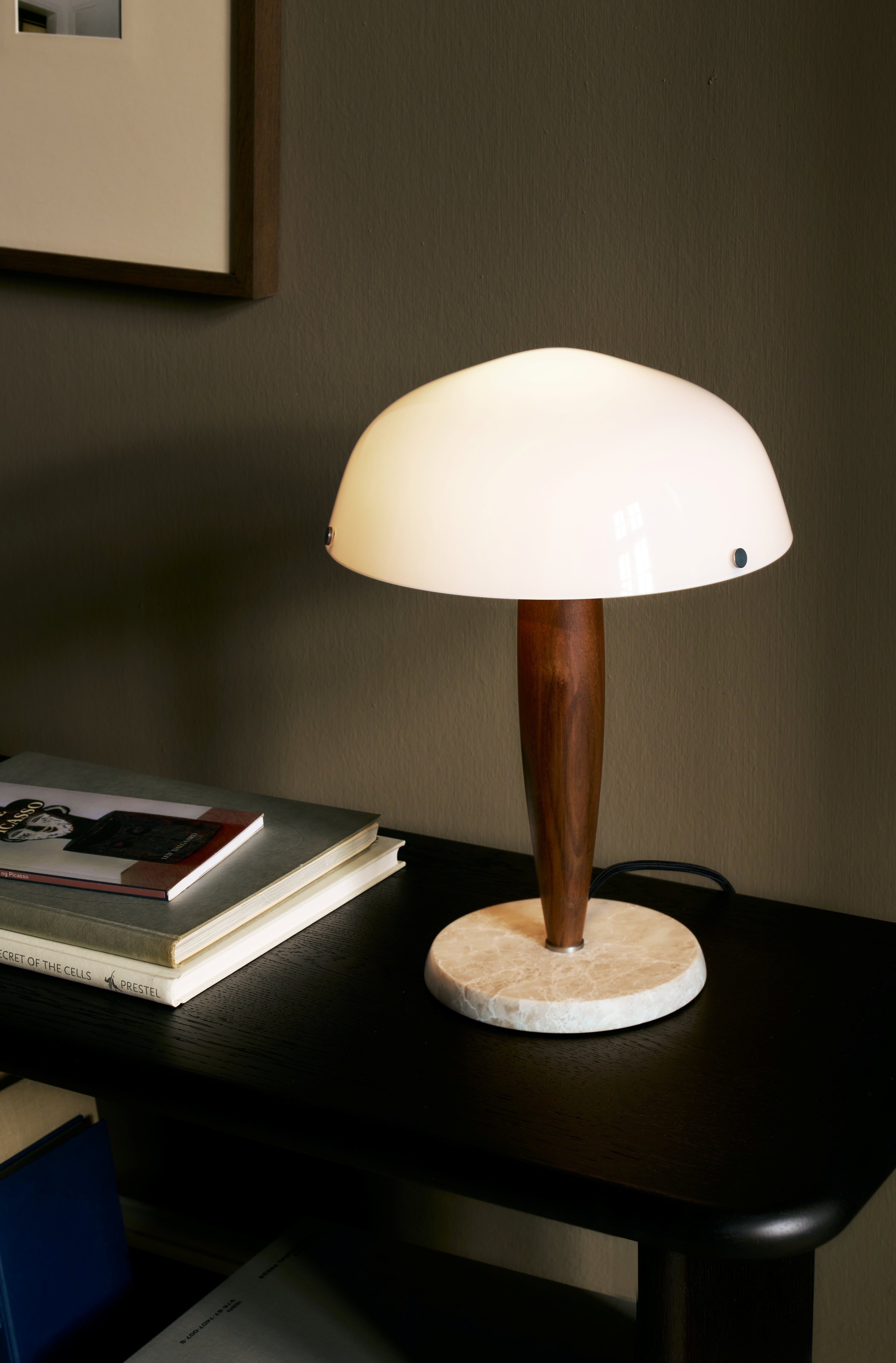 Tafellamp HERMAN SHY3 opaalglas met notenhout en een crème marmeren voet